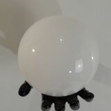 Paire d’appliques mains noires tenant un globe en opaline, années 70