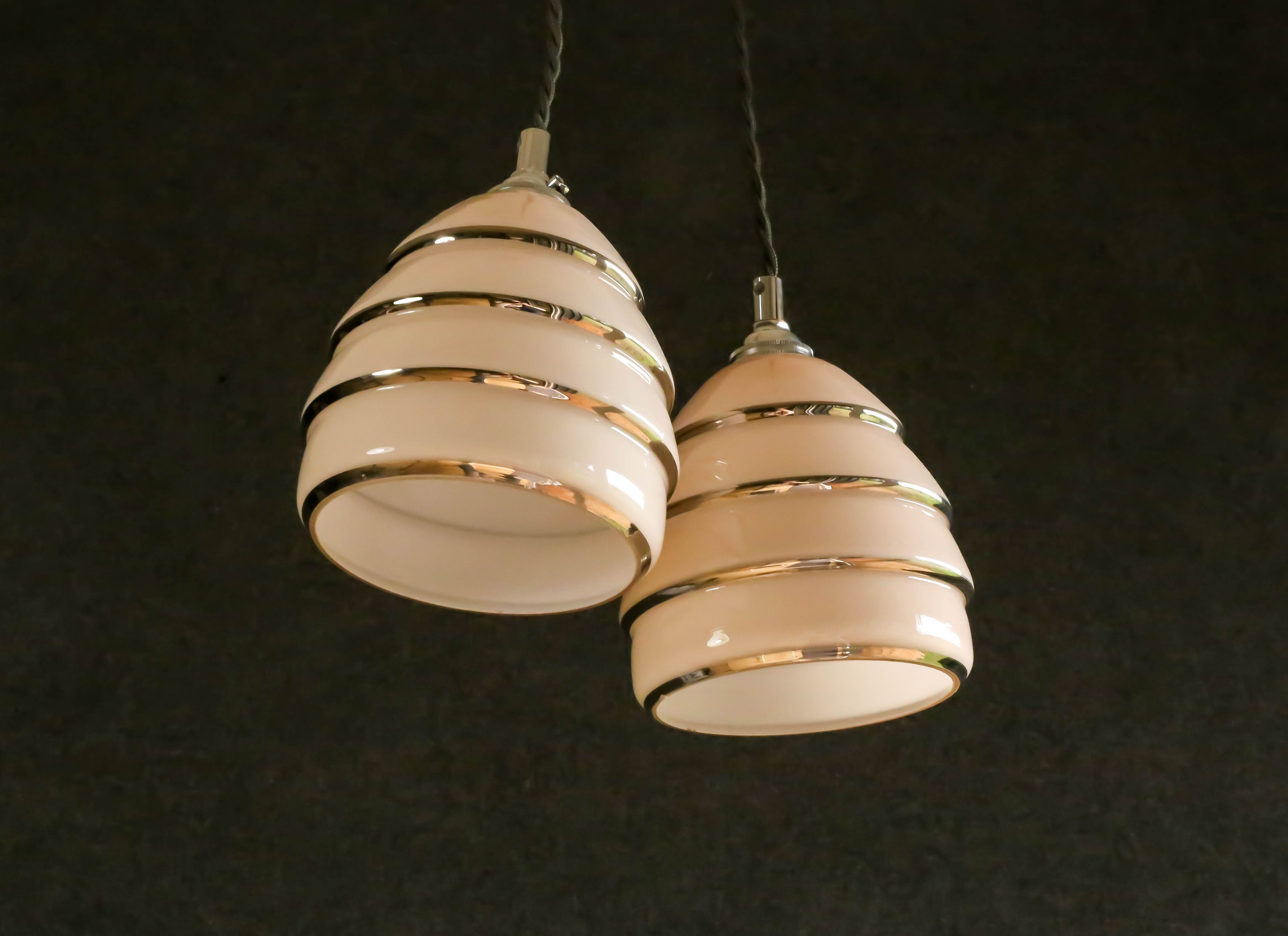 Set of 2 pink glass pendant lamps with silver threads