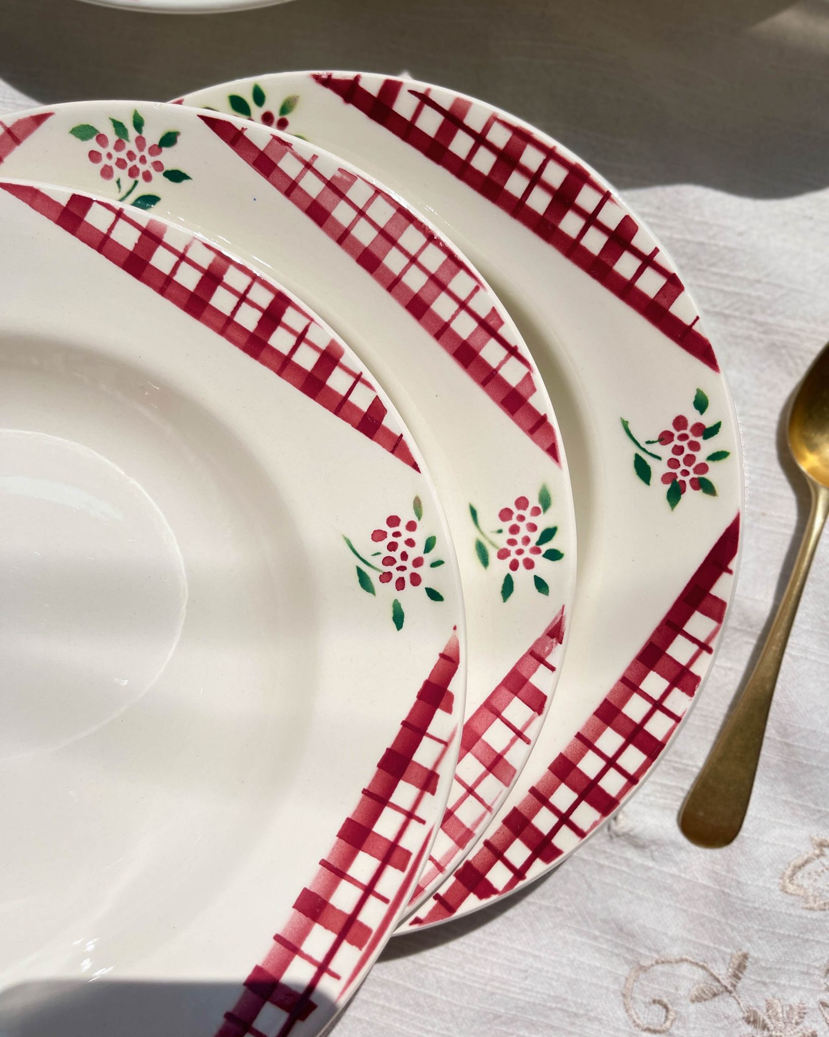 6 Digoin Sarreguemines Niger model soup plates with floral pattern and red/white checks