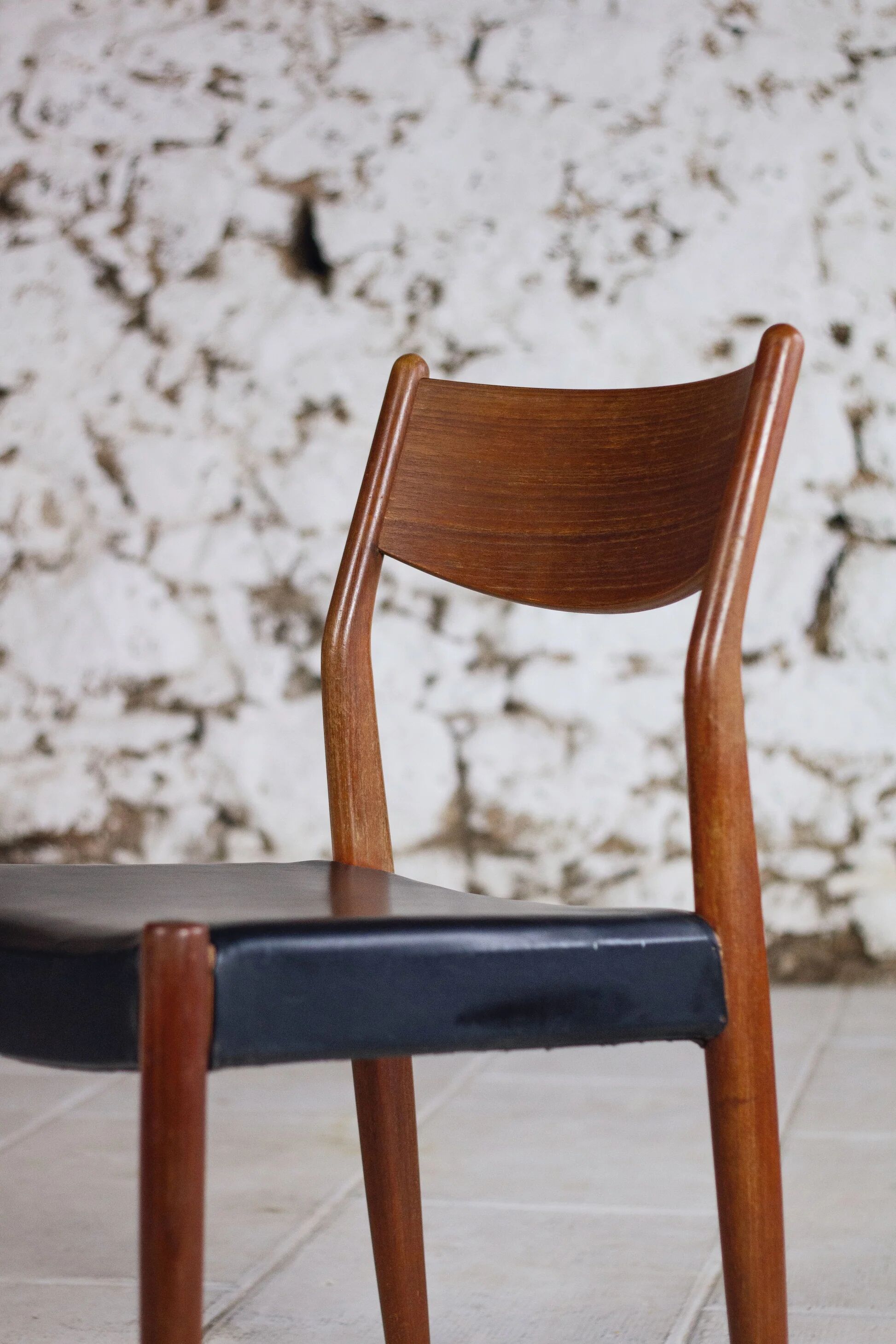 4 Scandinavian Fristho Franeker chairs in teak and faux leather, 1960.