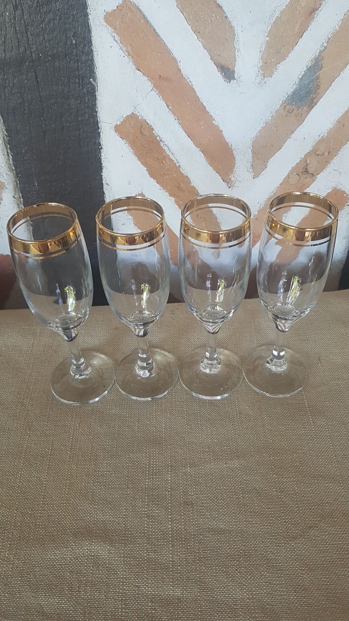 Set of 4 champagne flutes gold border