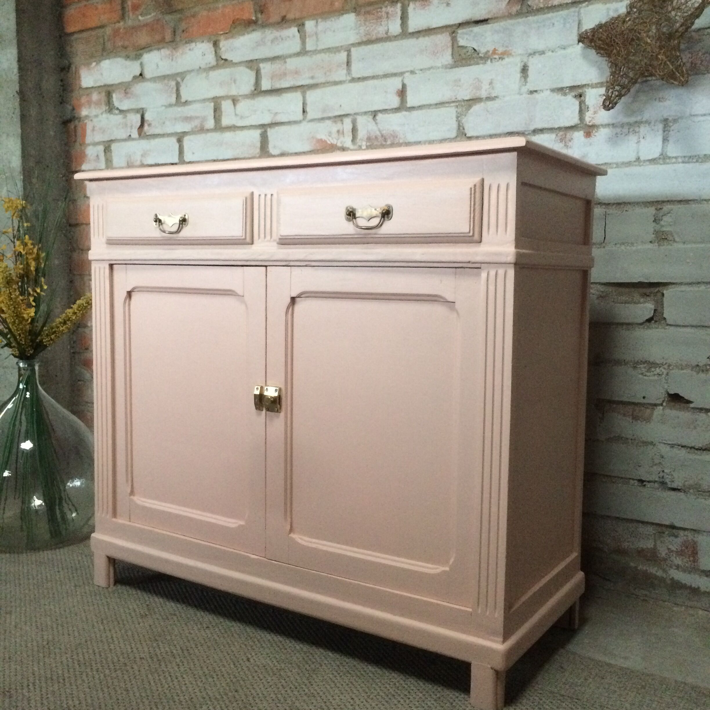 Buffet parisien vintage rose pâle