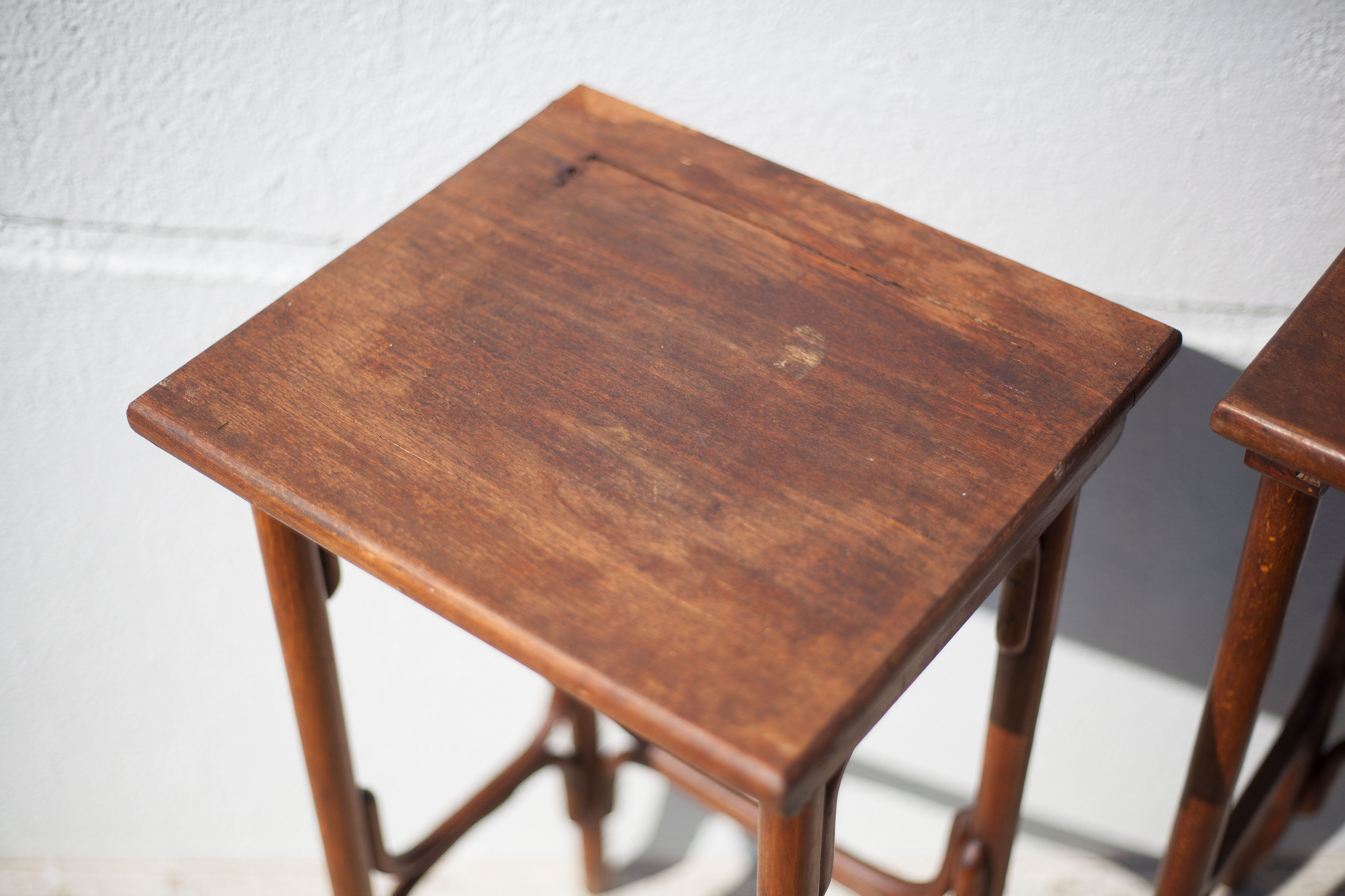 Curved wood trundle table