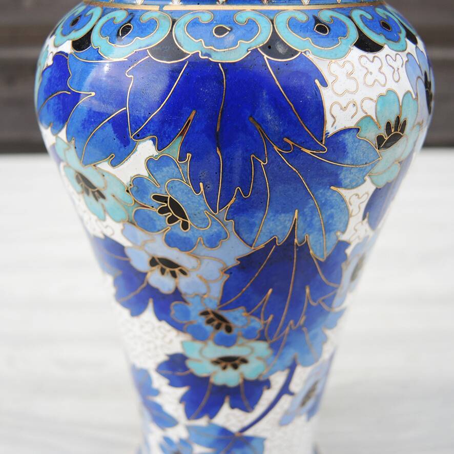 Ancien vase en laiton émaillé décor floral