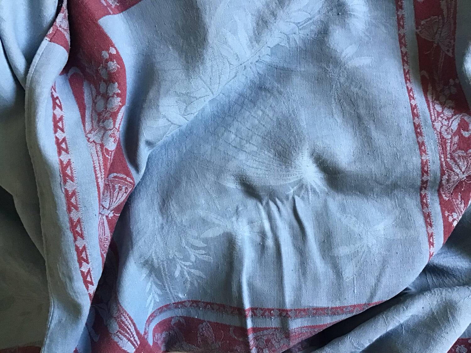 Nappe muguet papillons  bleue et rouge 160x240