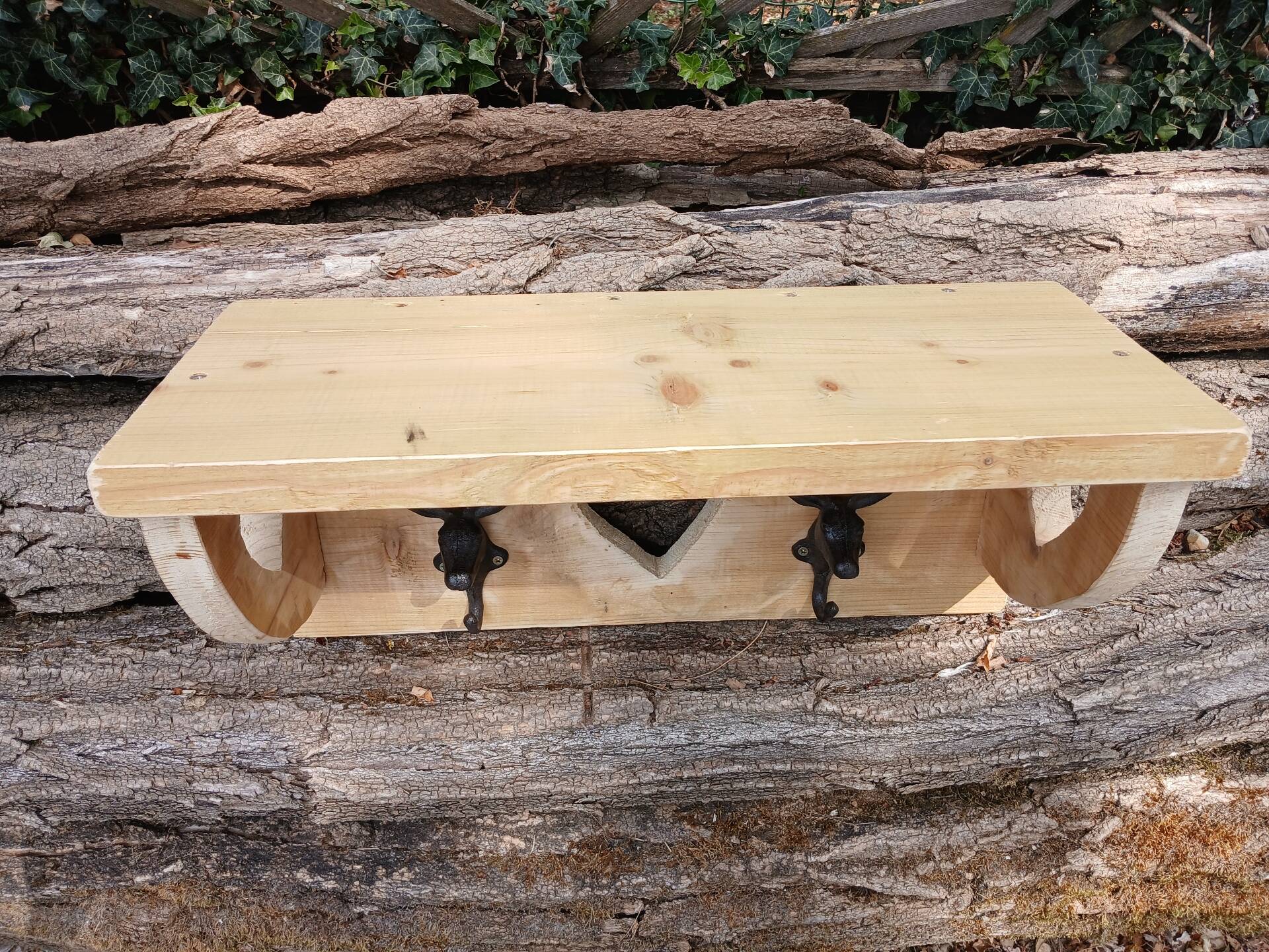 Étagère murale en bois brut