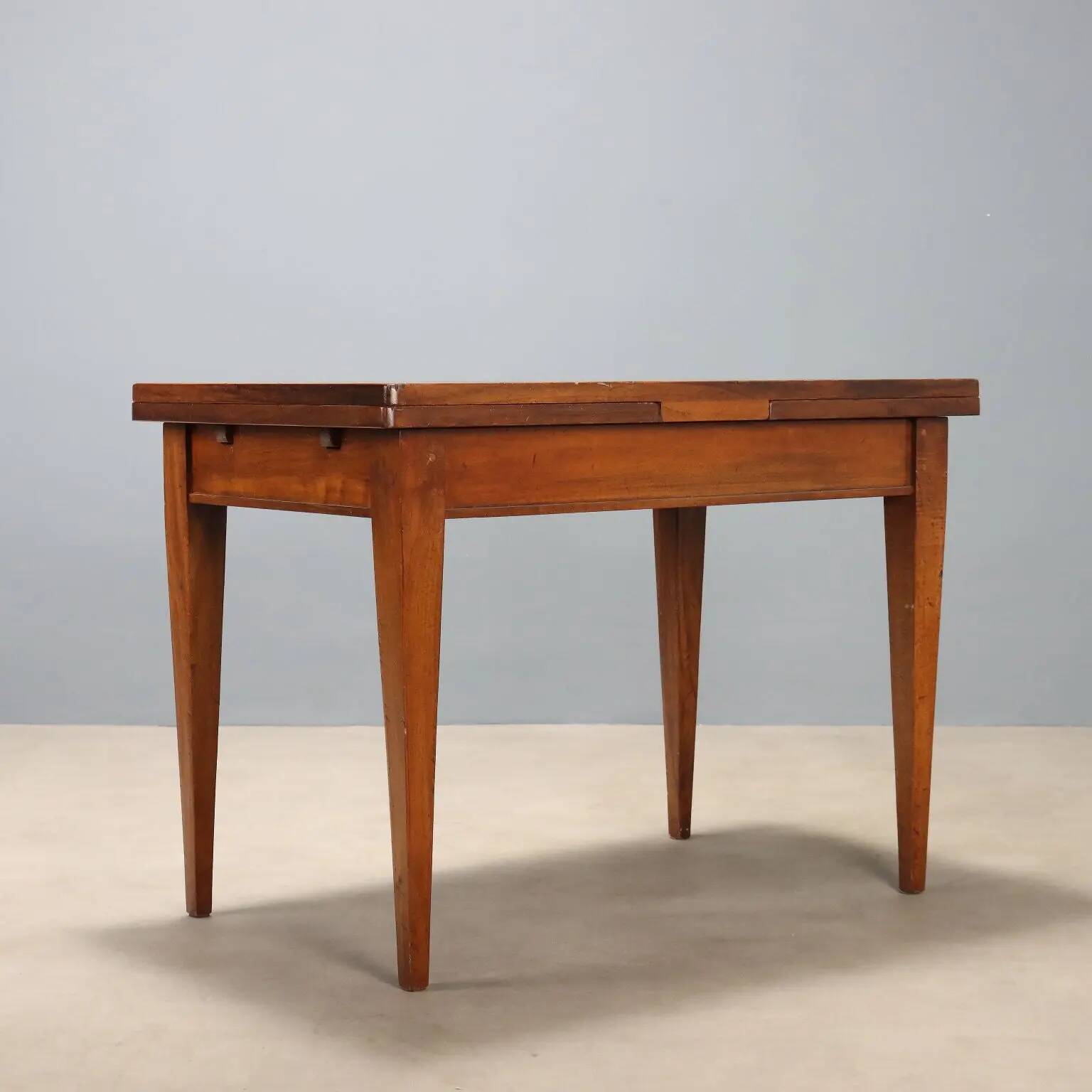Table ancienne style Directoire en noyer et érable, Italie, XXe siècle