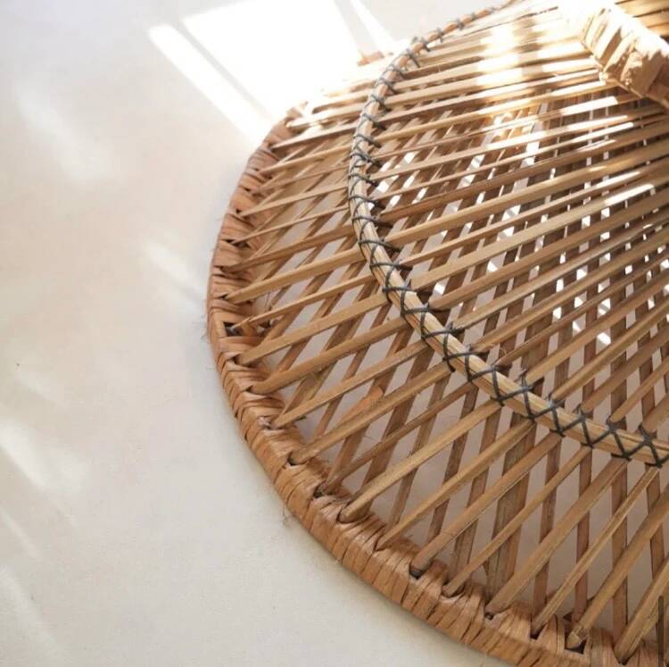Table basse diabolo en rotin et plateau en verre