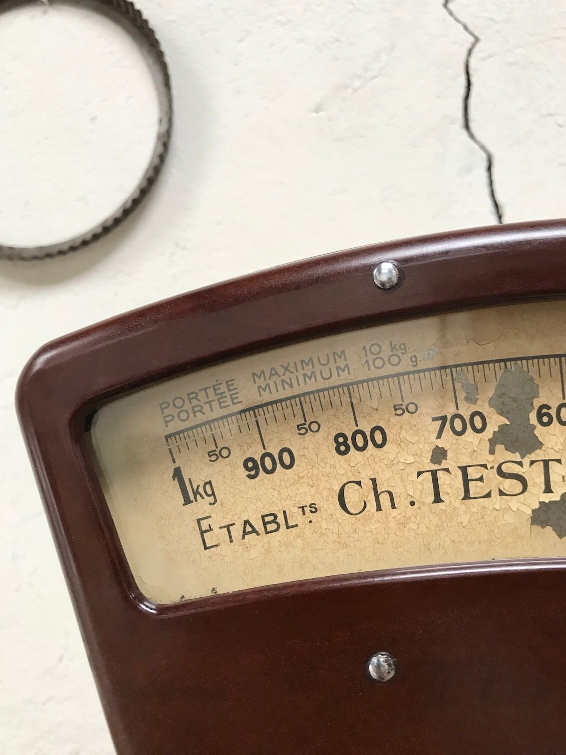 Testut kitchen scale in bakelite