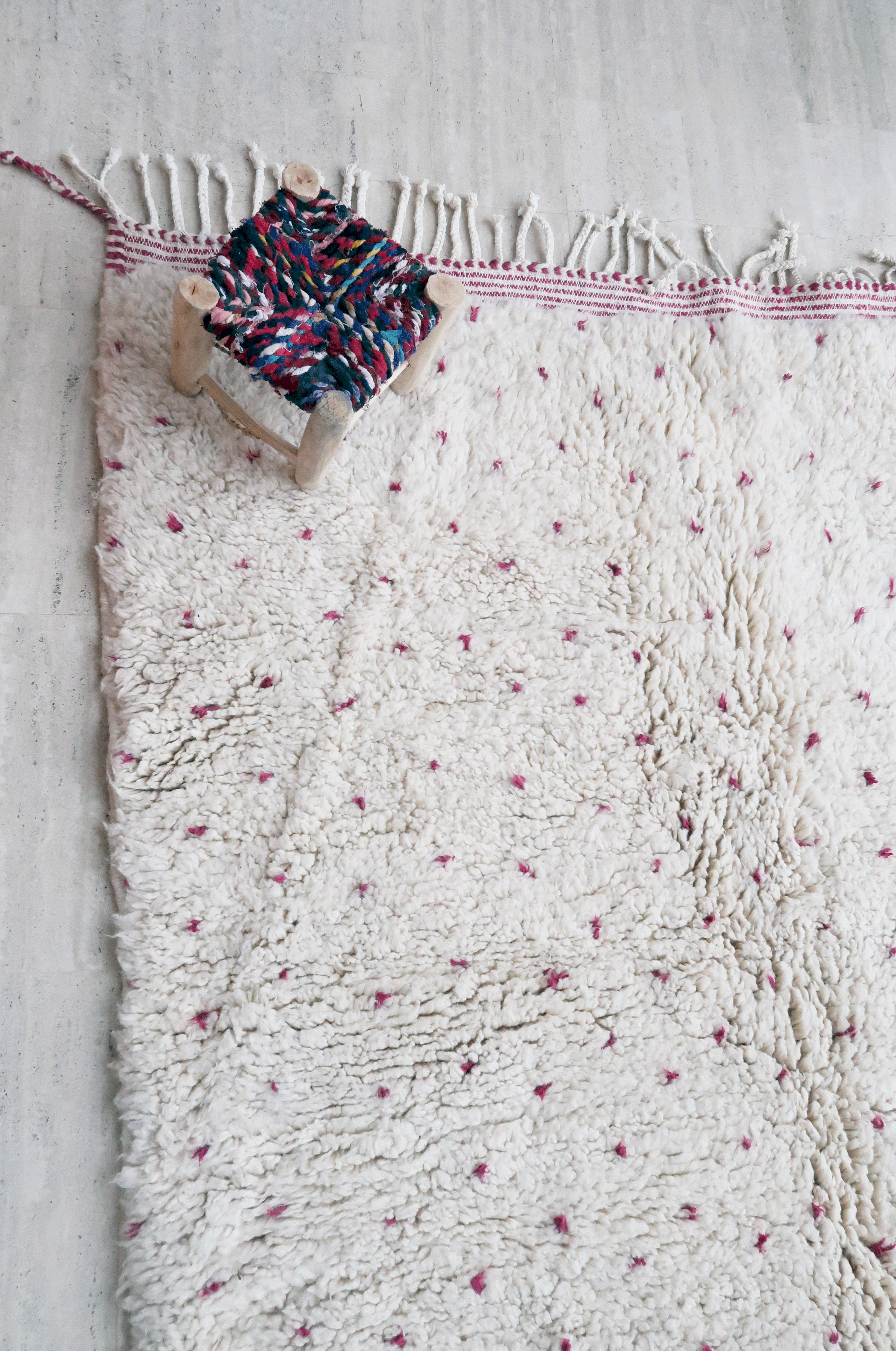 Berber carpet Blessed Ouarain with pink dots fushia and white