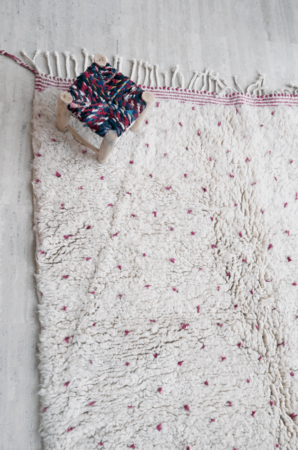 Tapis berbère Béni Ouarain à pois rose fushia et blanc