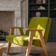 Fauteuil vintage en velours vert poire, bois naturel huilé.