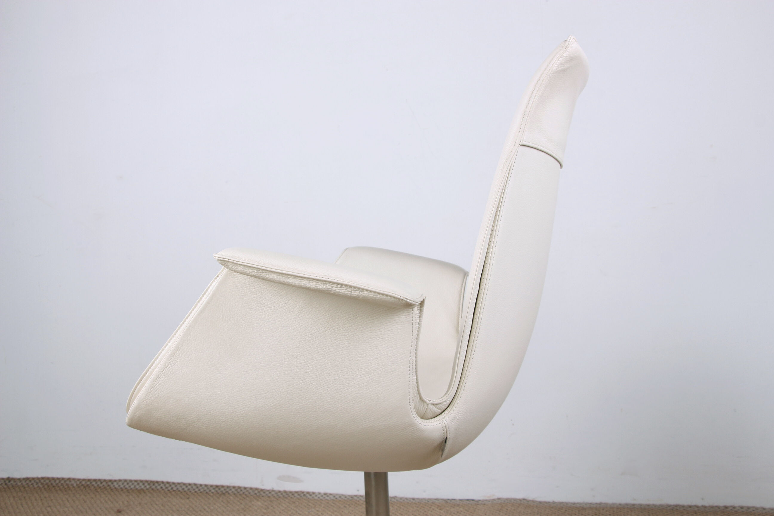 Danish armchair in White Leather and Steel, model FK 6725 or "Tulip chair" by Preben Fabricius.