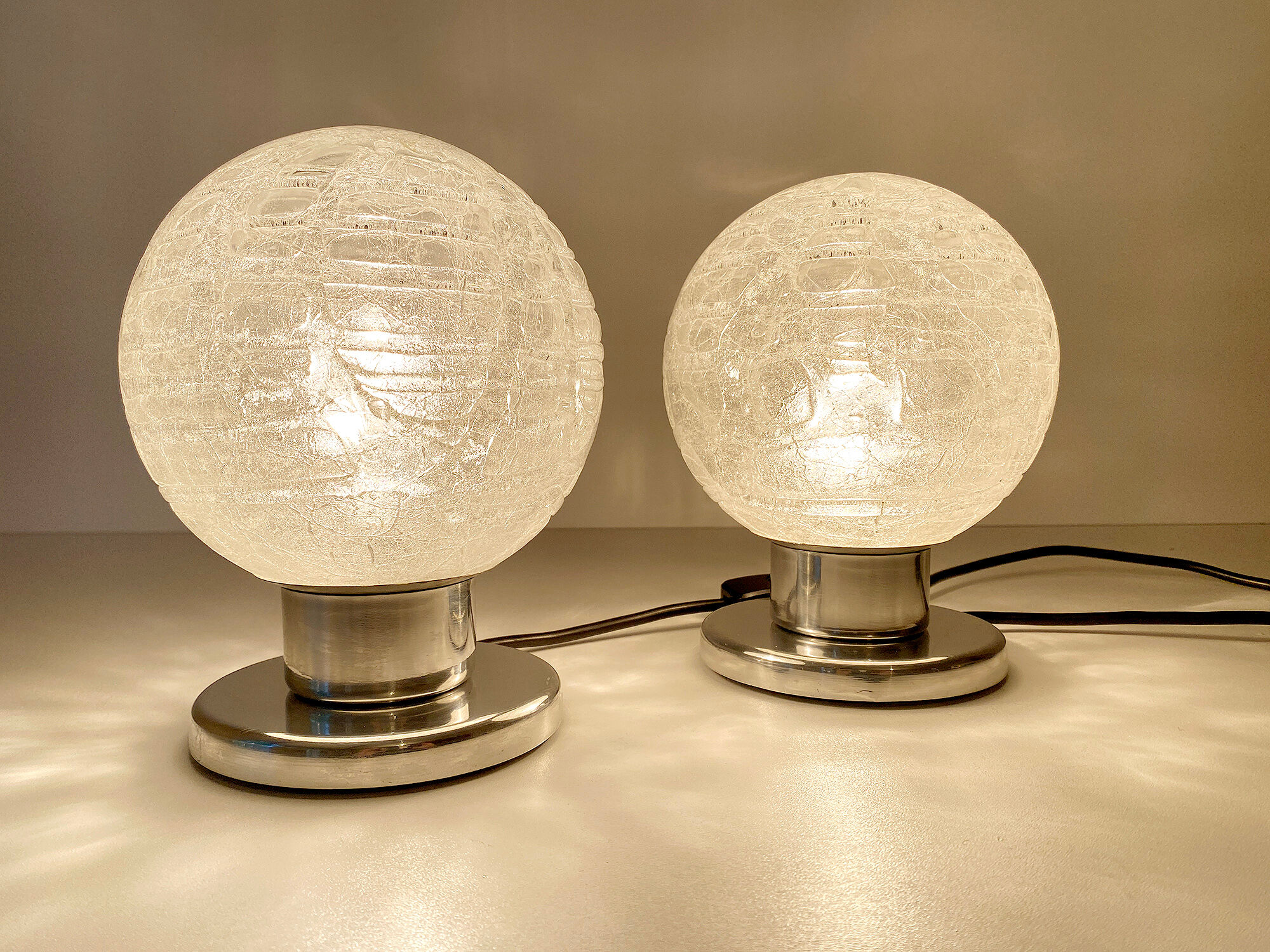 Paire de lampes de table vintage, verre structuré soufflé et chrome, annees 70