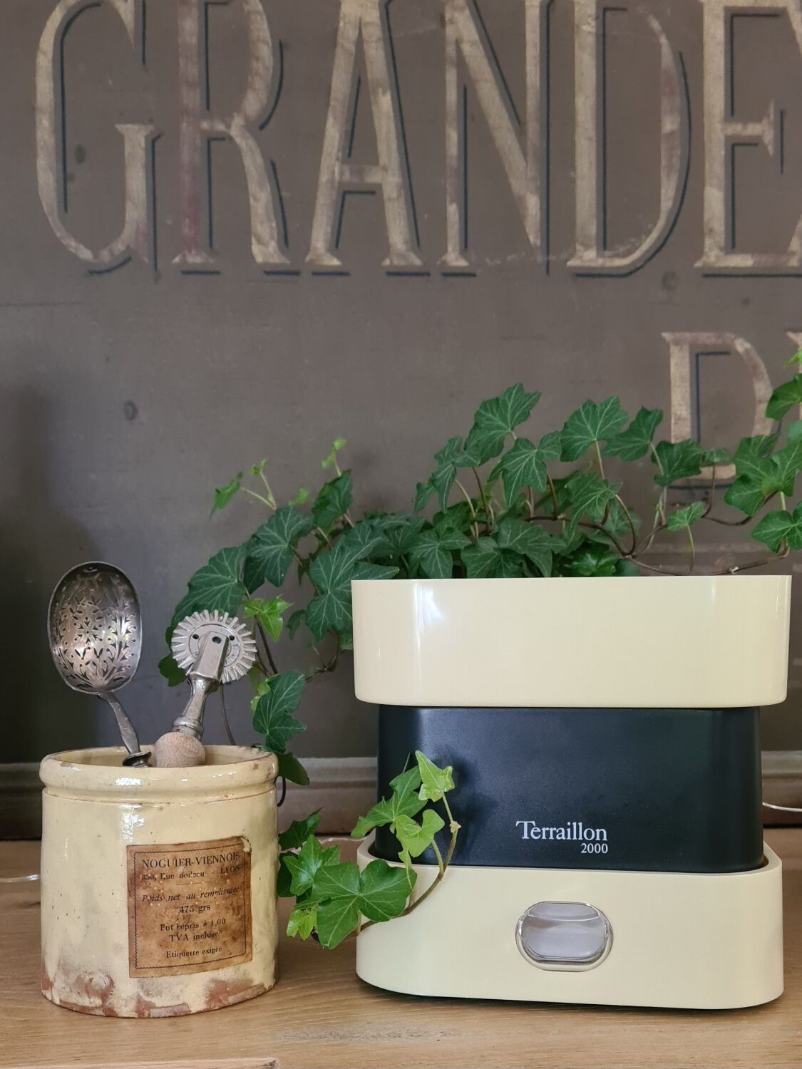 Vintage kitchen scale