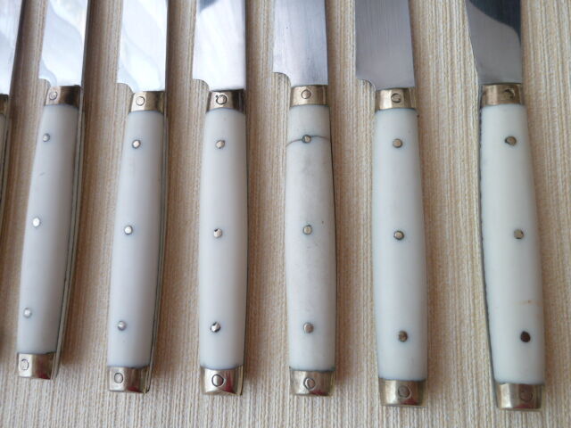 Set of 6 cheese knives and 1 Vintage Bakelite serving knives
