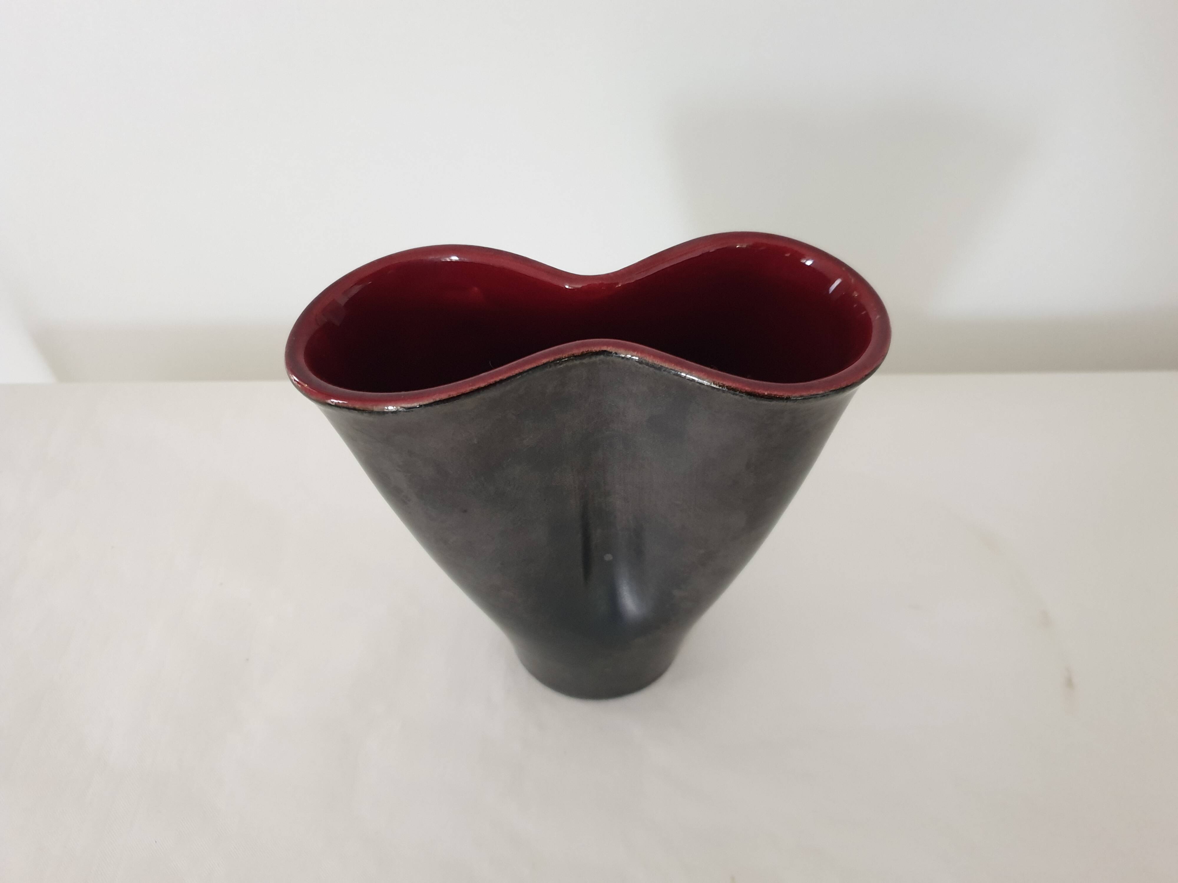Free-form ceramic vase in Black / Bordeaux signed Elchinger from the 50s
