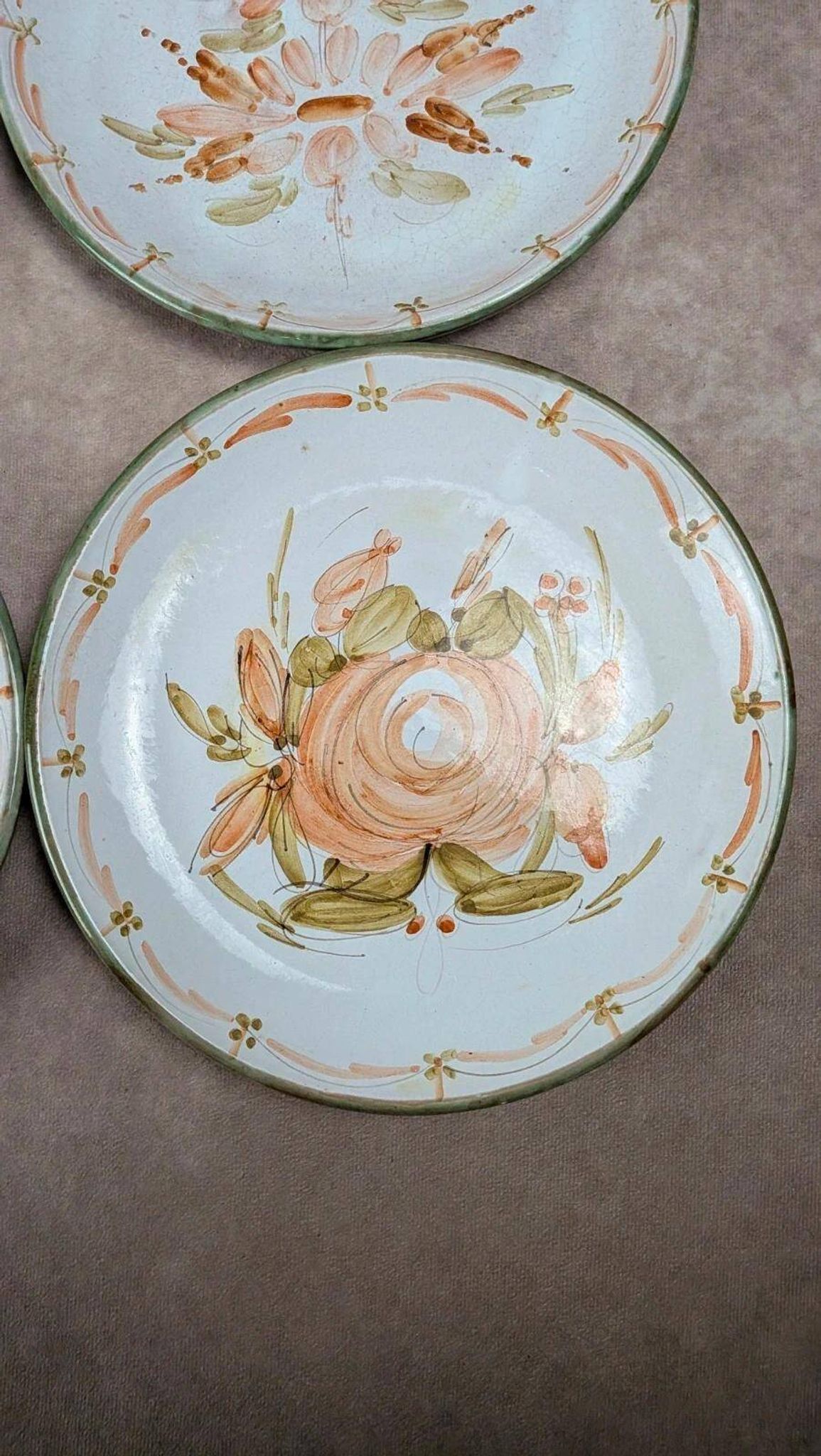Set of 6 handmade flat plates signed by Maïté – hand-painted designs