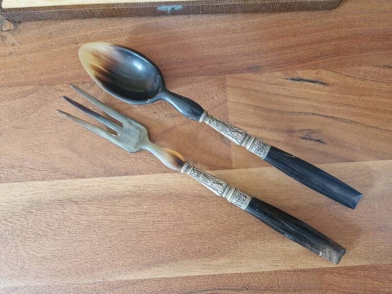 Salad serving set in horn and silver-plated metal in the Louis XVI style.
