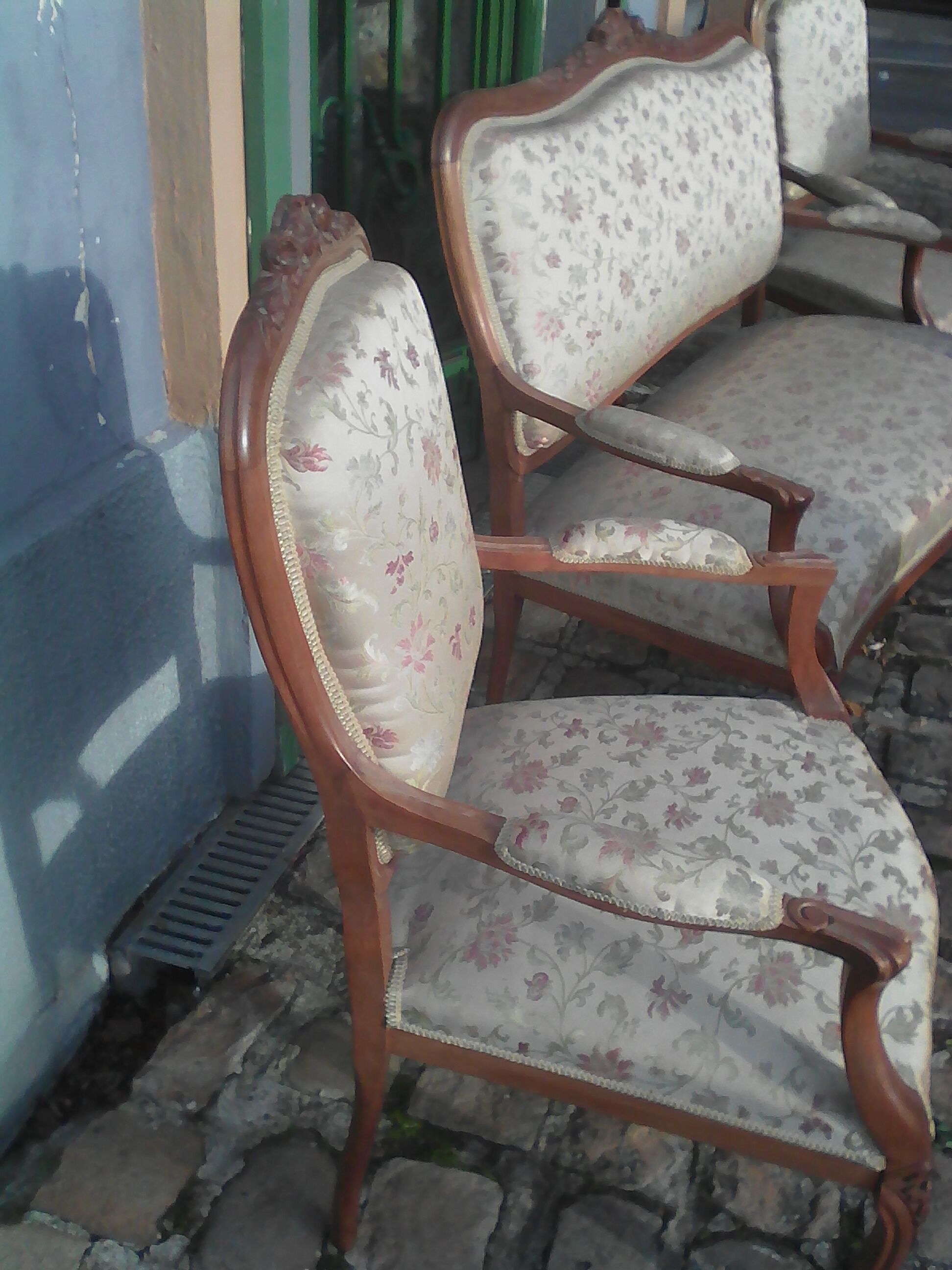 Louix XV show in walnut and silk brodees time 1880