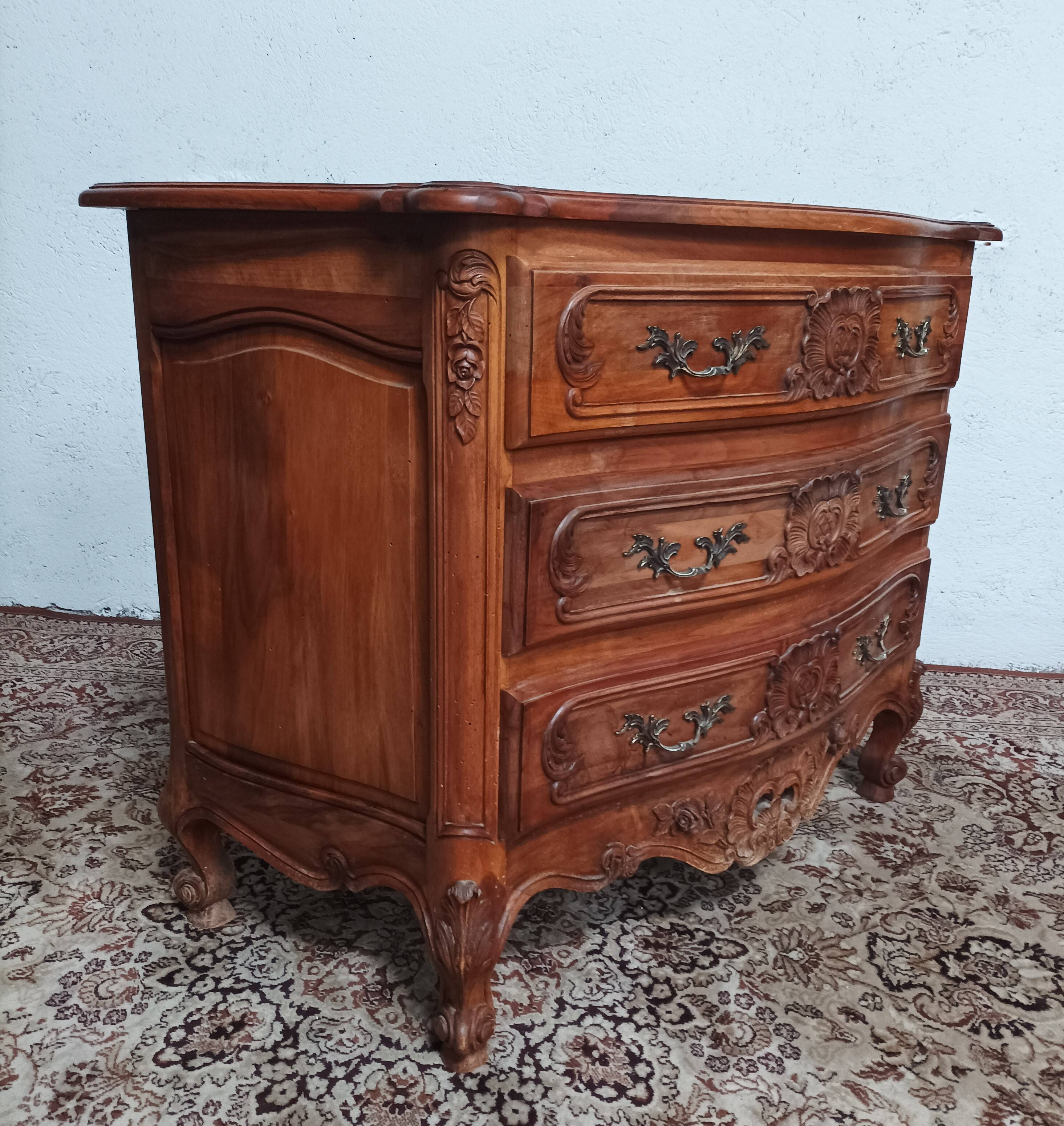 Commode Rocaille en noyer sculpté XXème