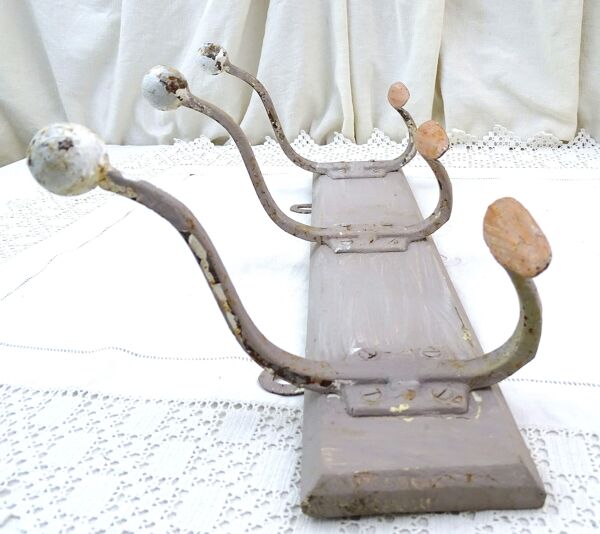 Porte-manteau et porte-chapeaux vintage français en métal, avec 3 crochets sur support en bois, peinture à la craie grise, accessoire de rangement vintage pour vêtements suspendus, France