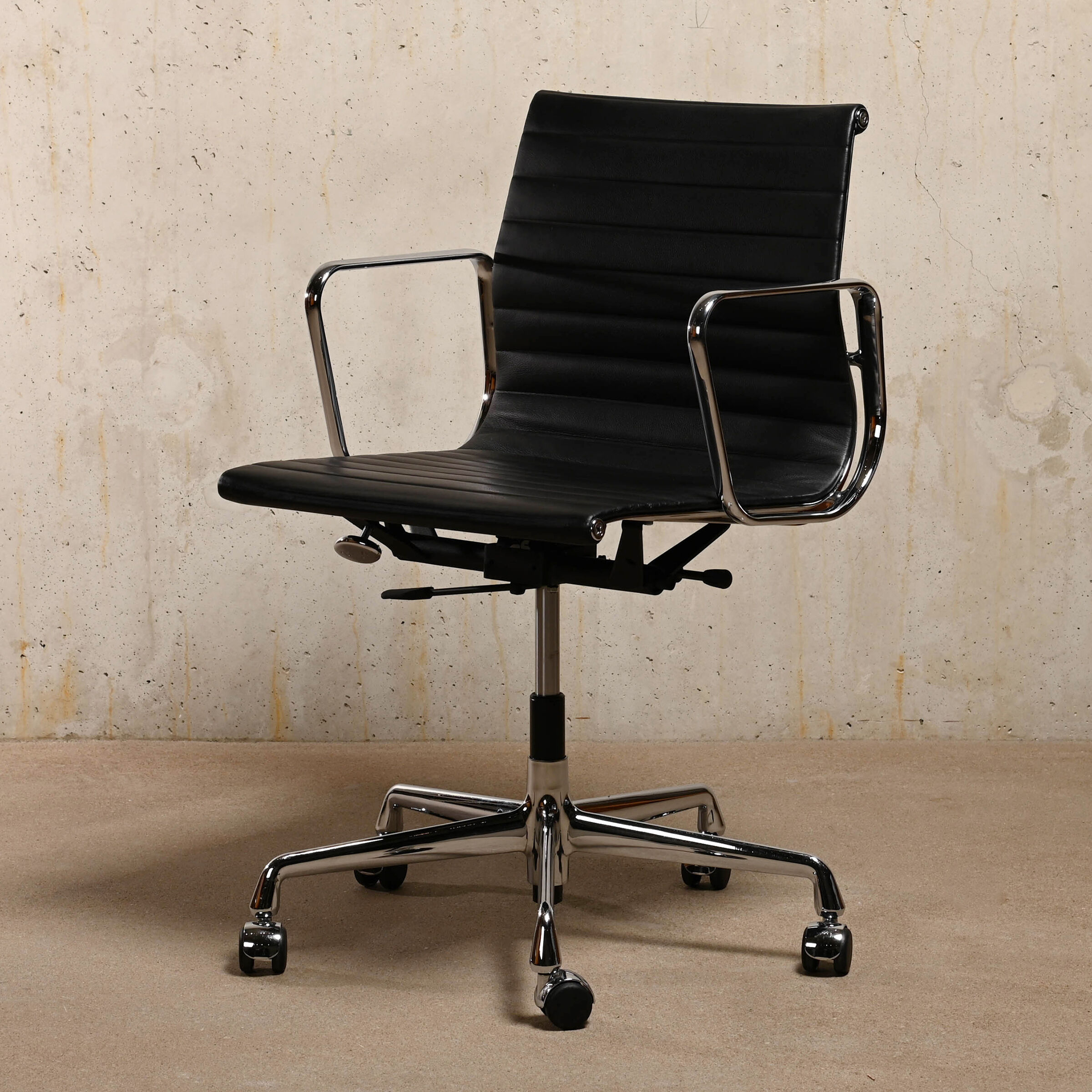 Charles & Ray Eames EA117 Office Chair in Black Leather and Chrome, Vitra