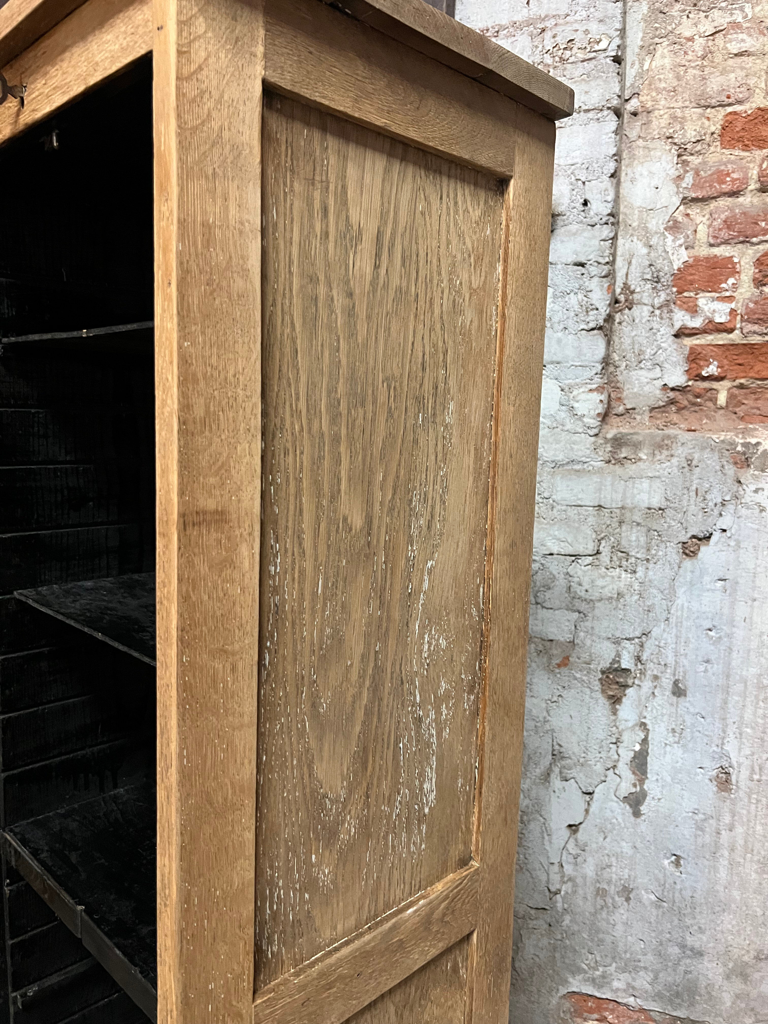 Curtain filing cabinet, one column