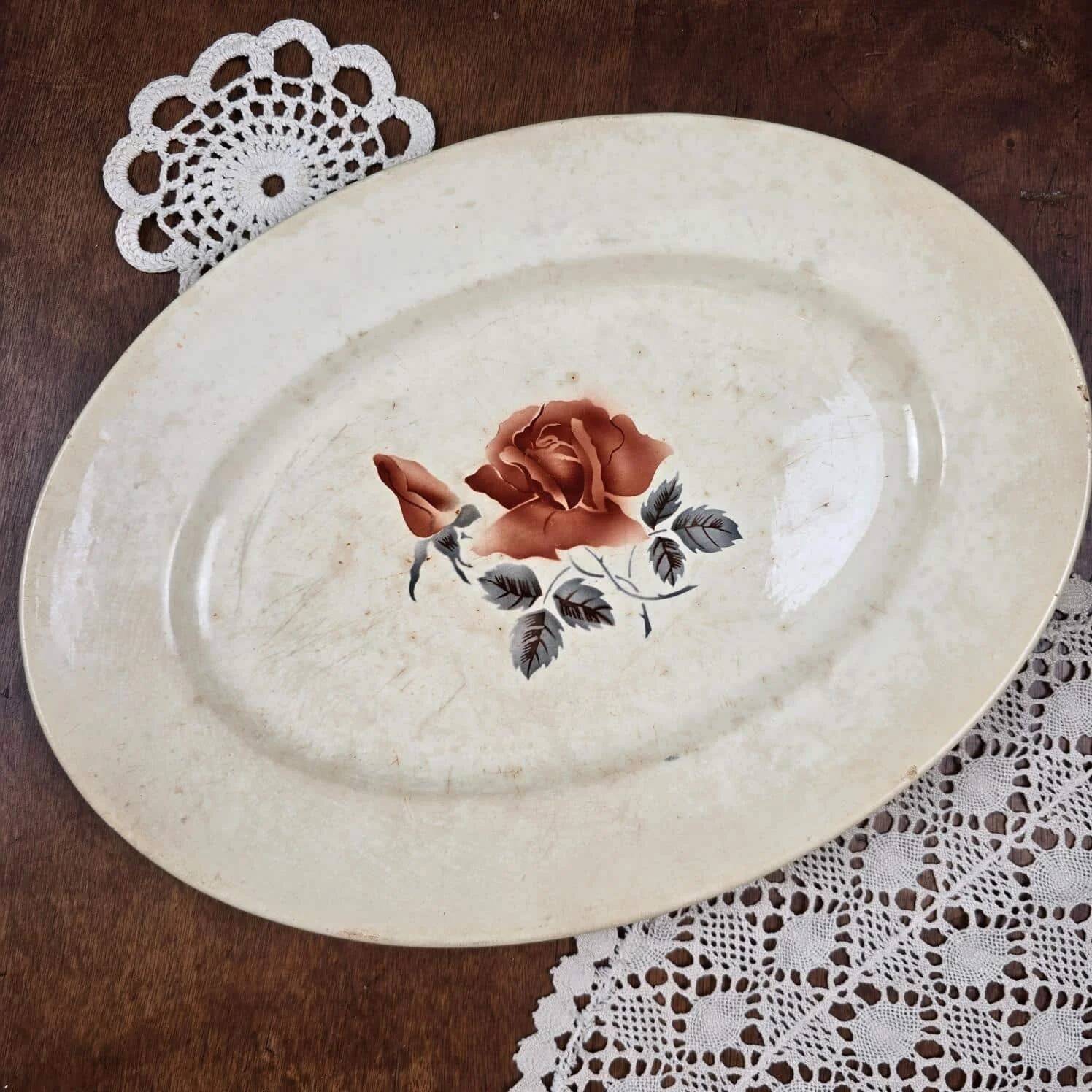 Digoin Sarreguemines plate with rose decoration, ironstone – Large patinated model