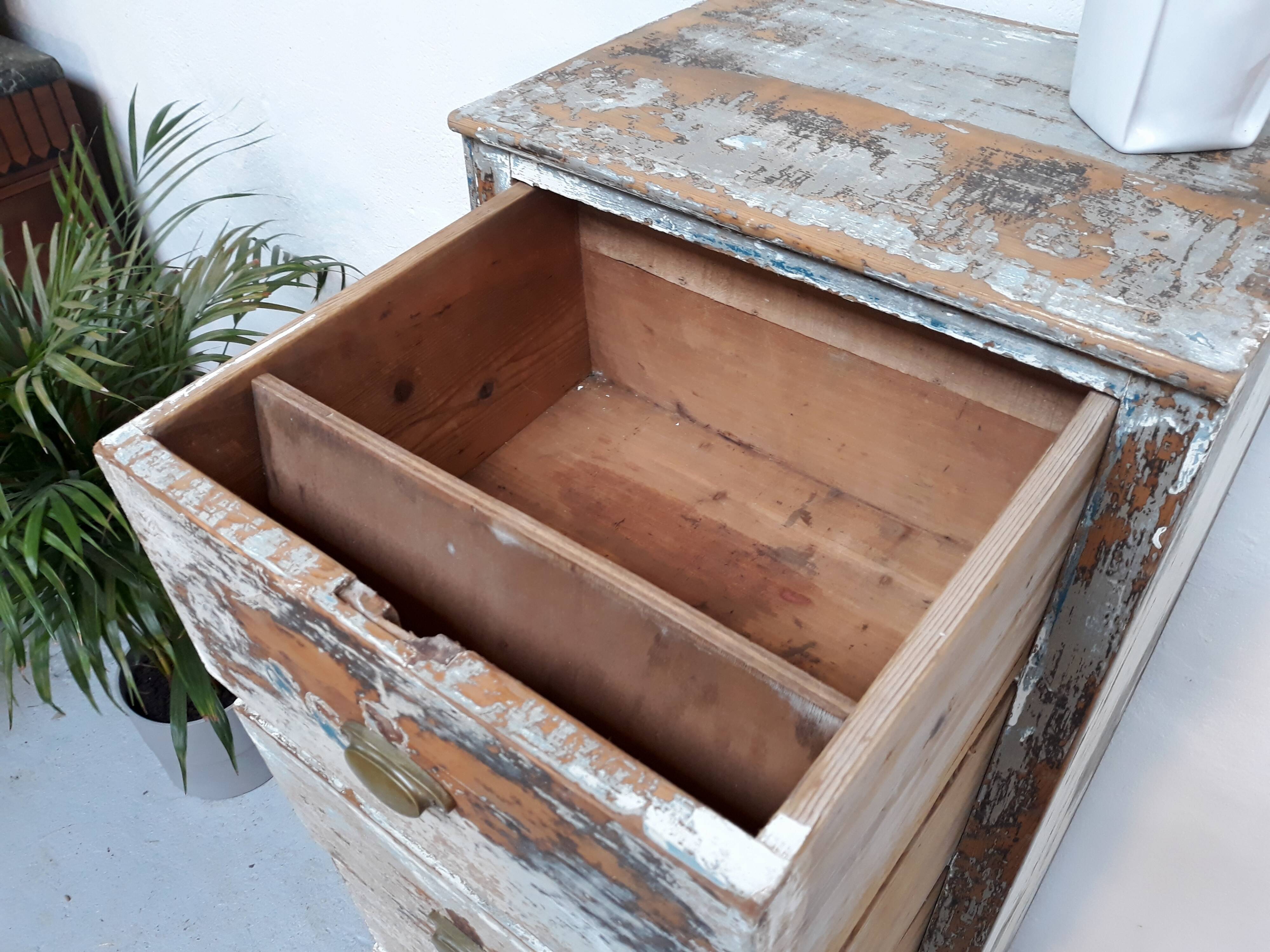 Furniture of trade with rag-to-ceiling drawers
