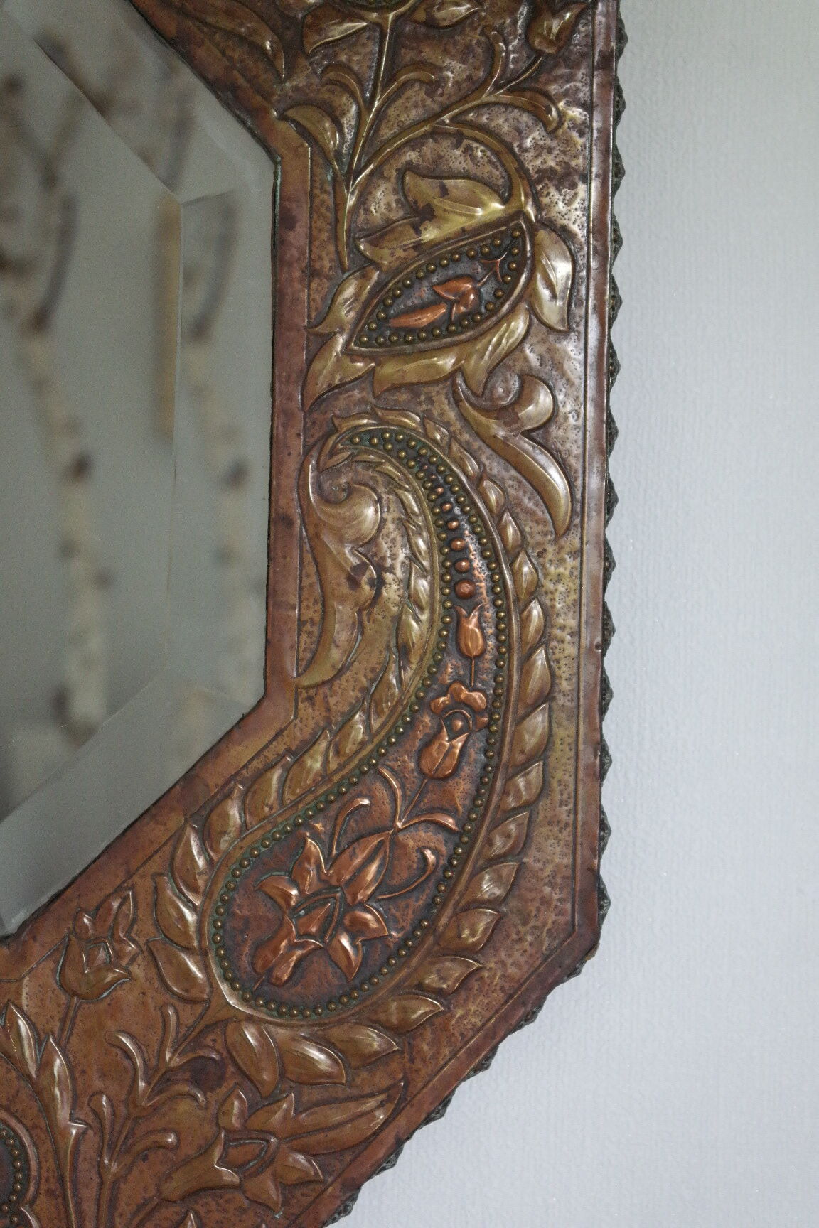 Antique bevelled artisanal mirror in repoussé copper - 54x45cm