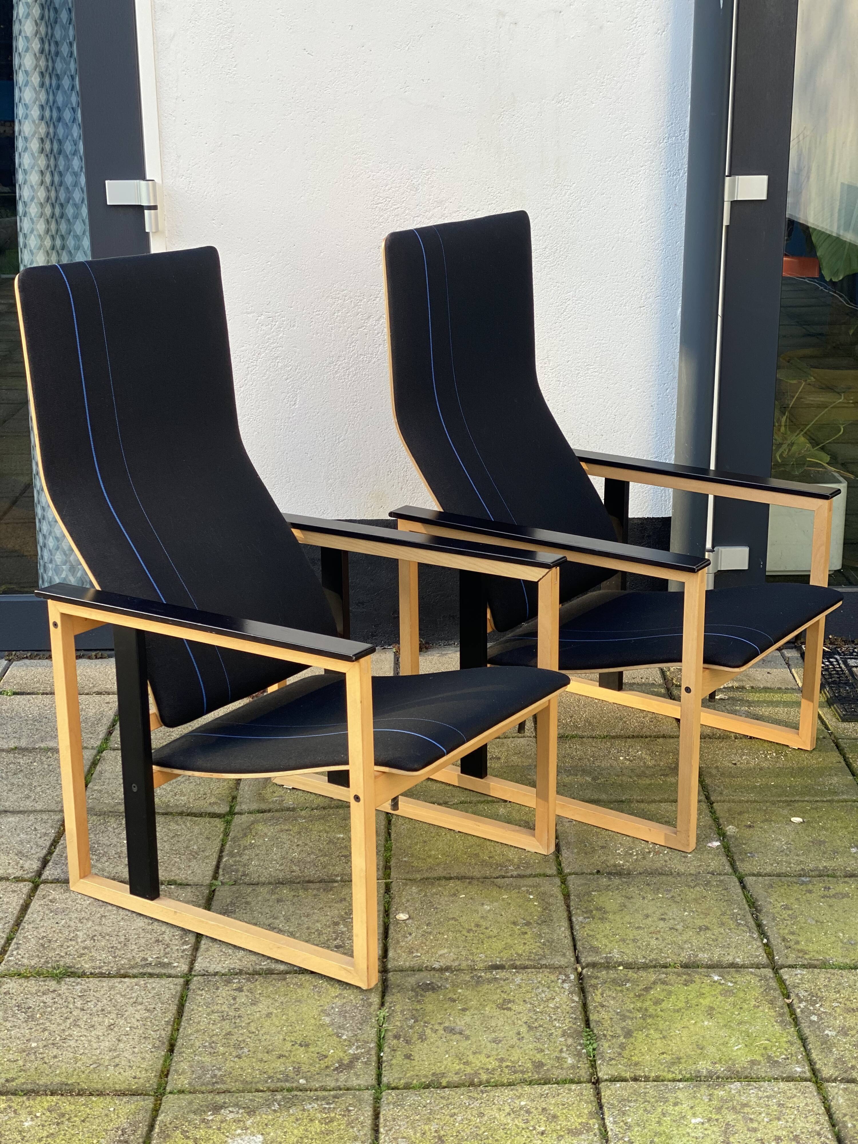 Paire de fauteuils Artza Noirs par Simo Heikkila