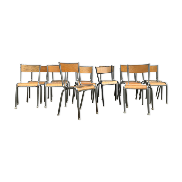 Serie de 10 anciennes chaises d'écoles vintage
