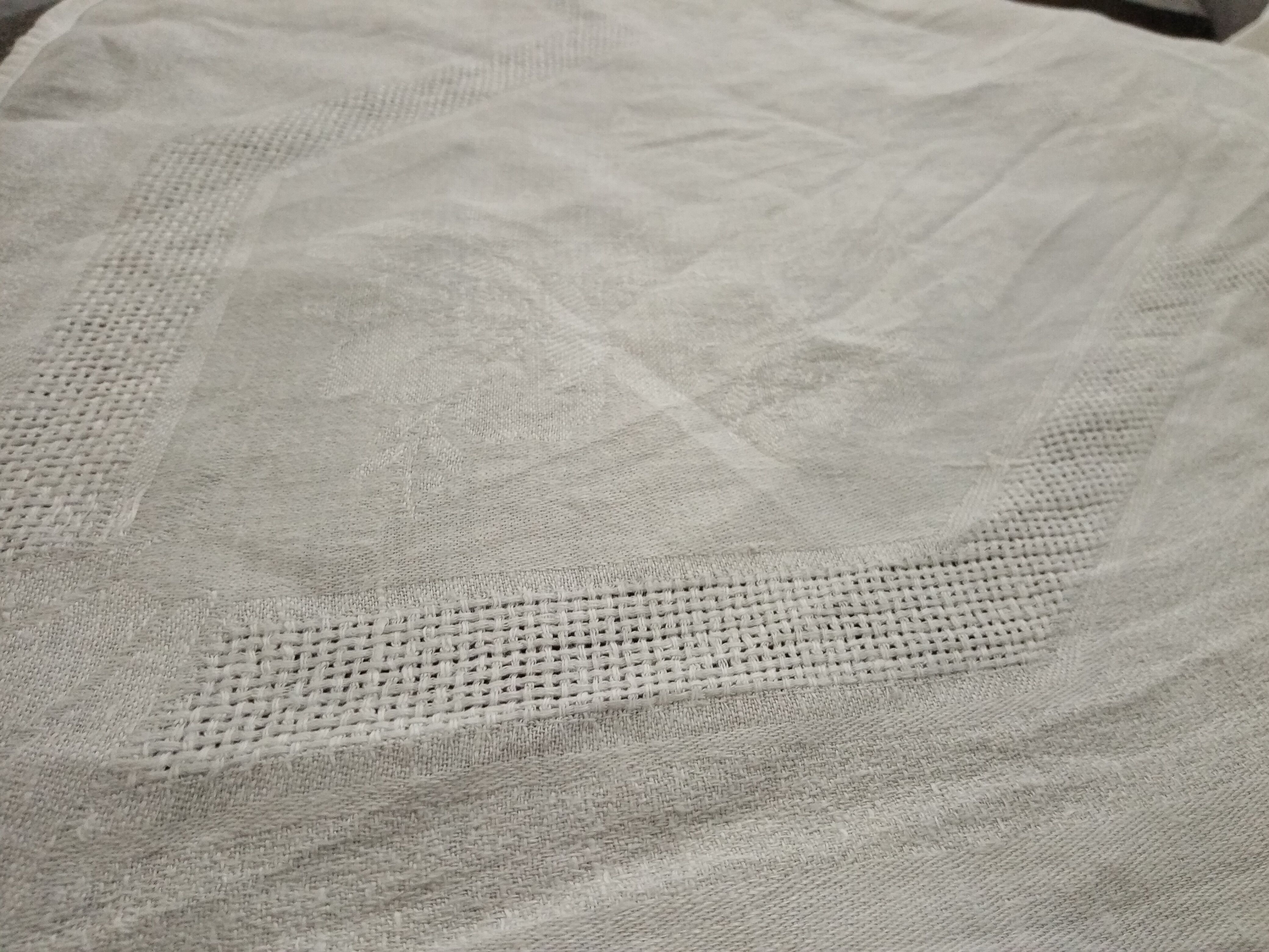 Ancient tablecloth, 12 embroidered towels monogram RD damasse de roses , friezes art deco