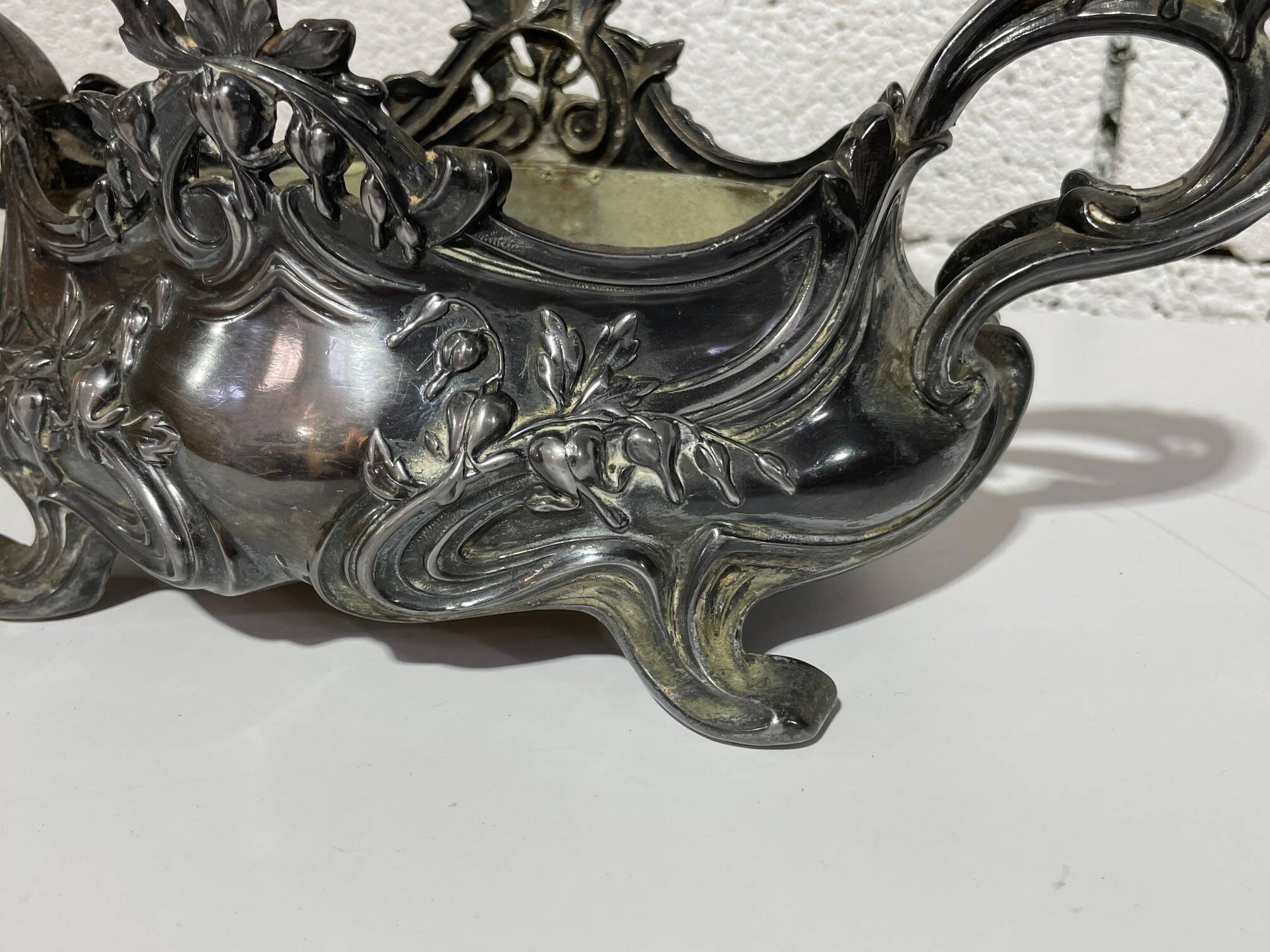 Table jardinière and its silver-plated tray in Louis XV style.