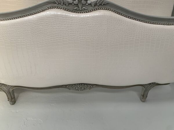 Lit corbeille de style Louis XV en hetre patiné XX siècle