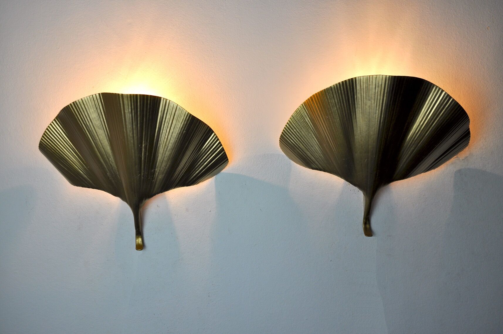 Pair of ginkgo wall lamps, gilded metal, Italy, 1970