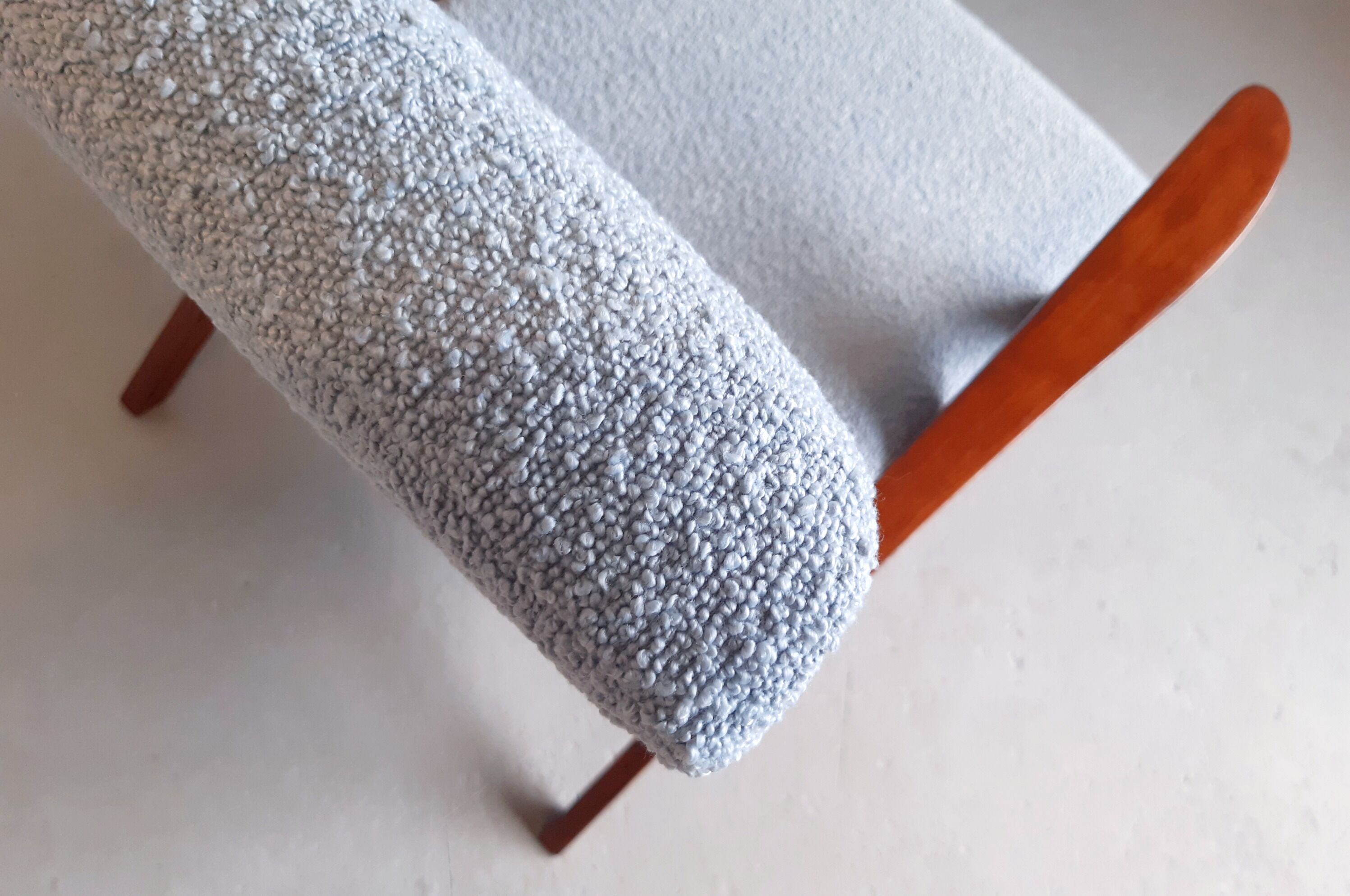 Mid century easy chair model b 310 var en boucle bleu clair