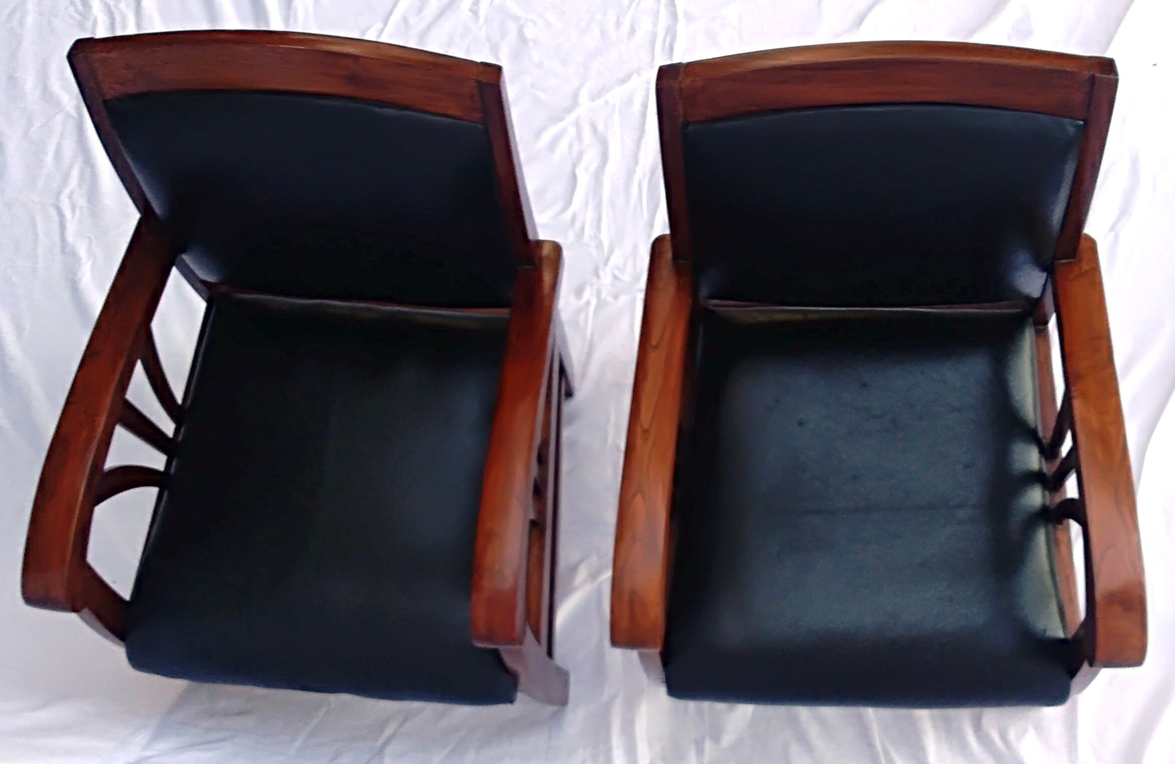 Paire de fauteuils style colonial bois et cuir de chèvre