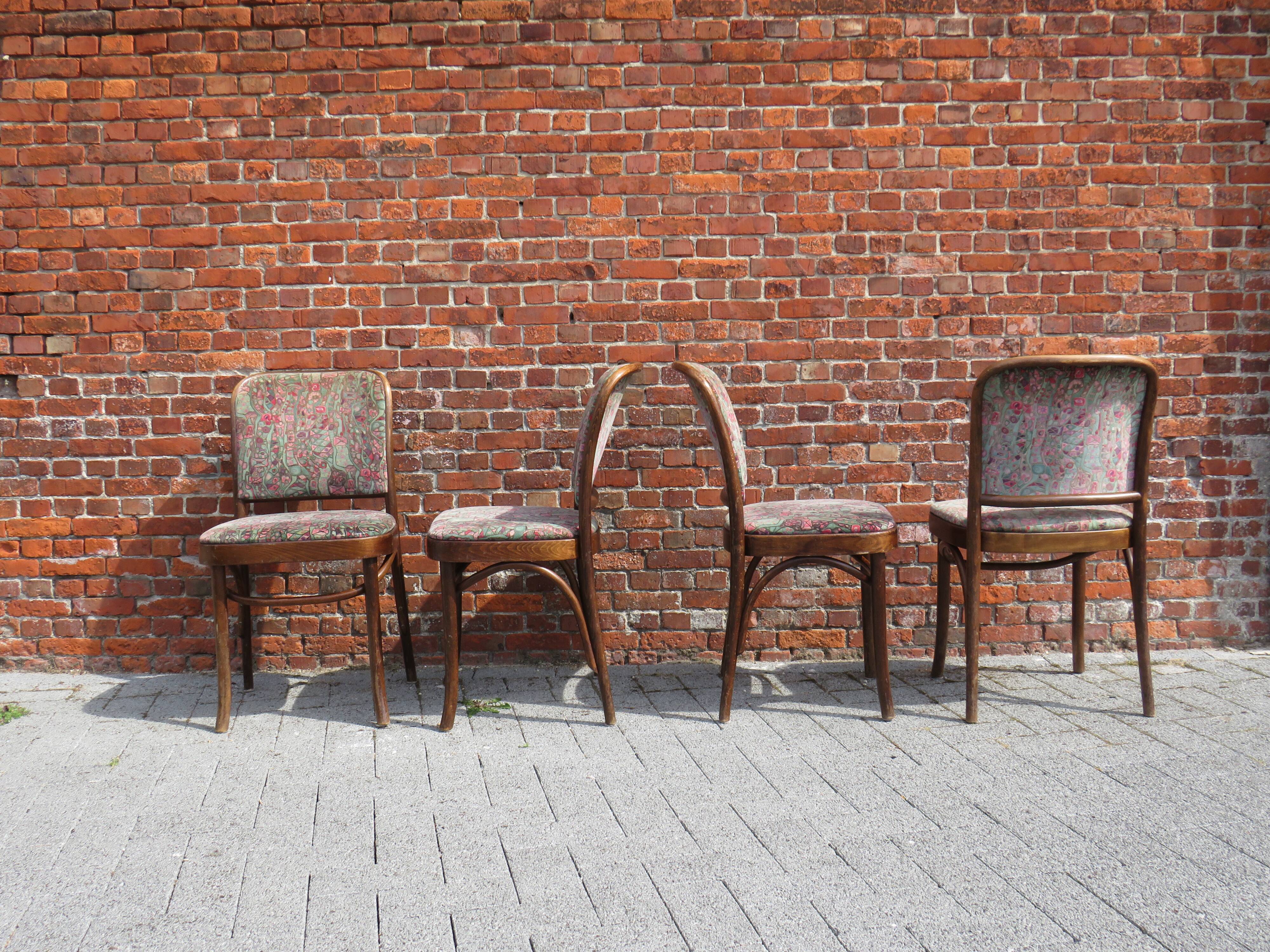 4 Thonet chairs, model Prague n° 811, first half of the twentieth century