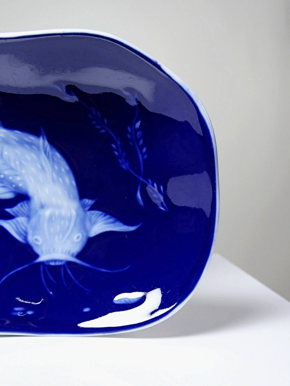 Vide-poche porcelaine émaillée bleu de four Limoges décor poisson japonisant