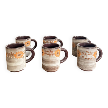 6 tasses en céramique au décor floral orange et brun, 1970