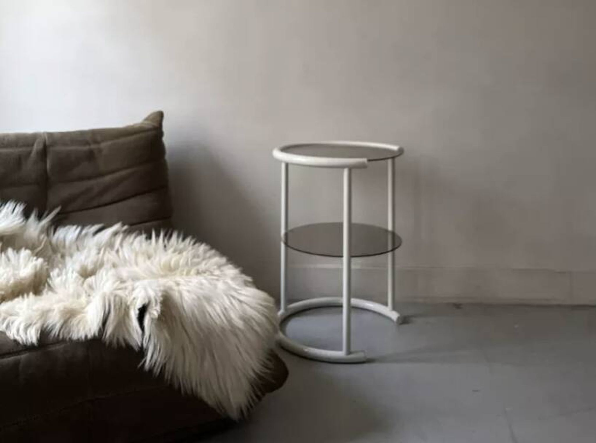 Tubular space age serving table in white metal and pink smoked glass, 1970s design