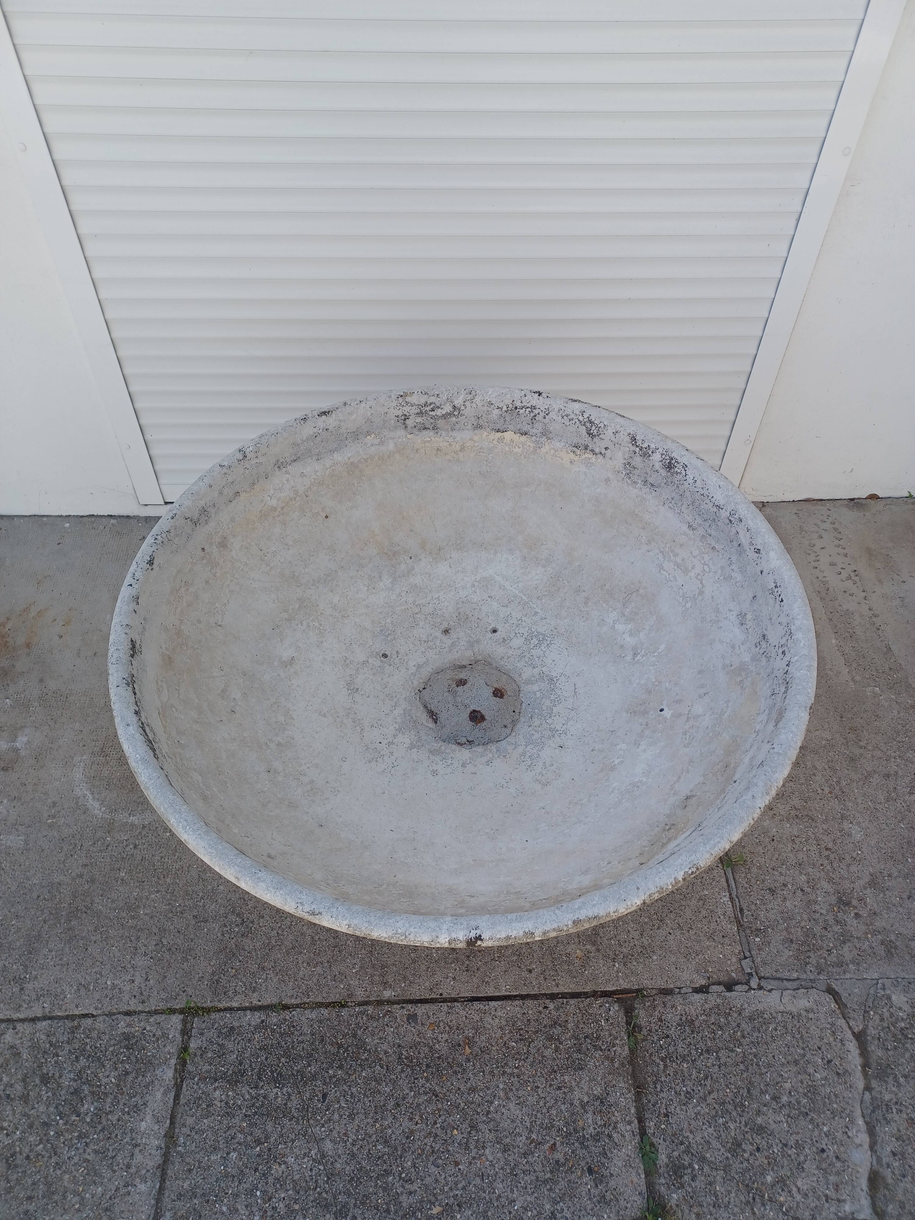 Column-shaped planter