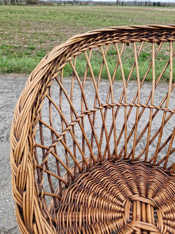 Ancien fauteuil trone corbeille en osier tressé