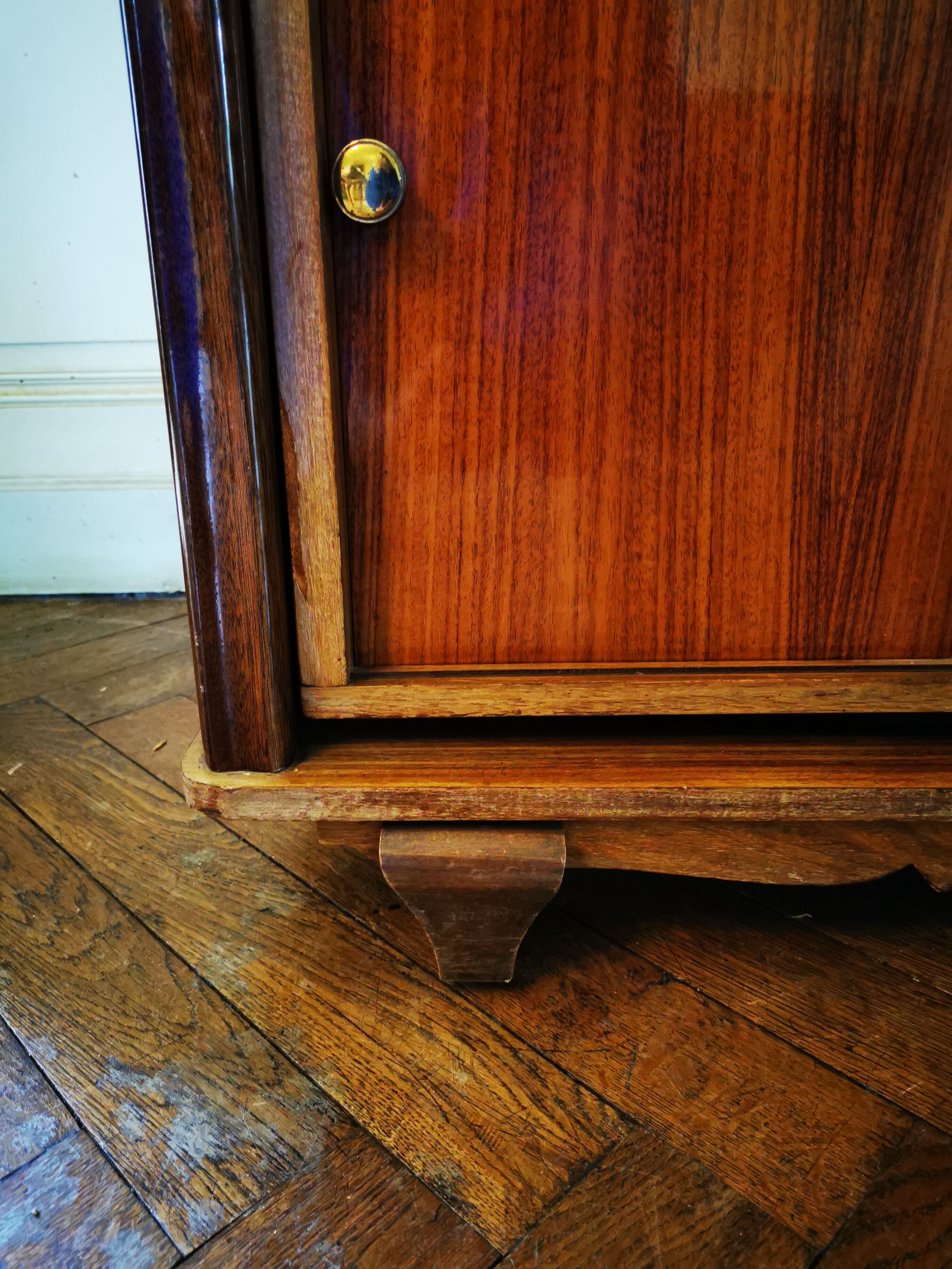 Furniture bar pivotant
