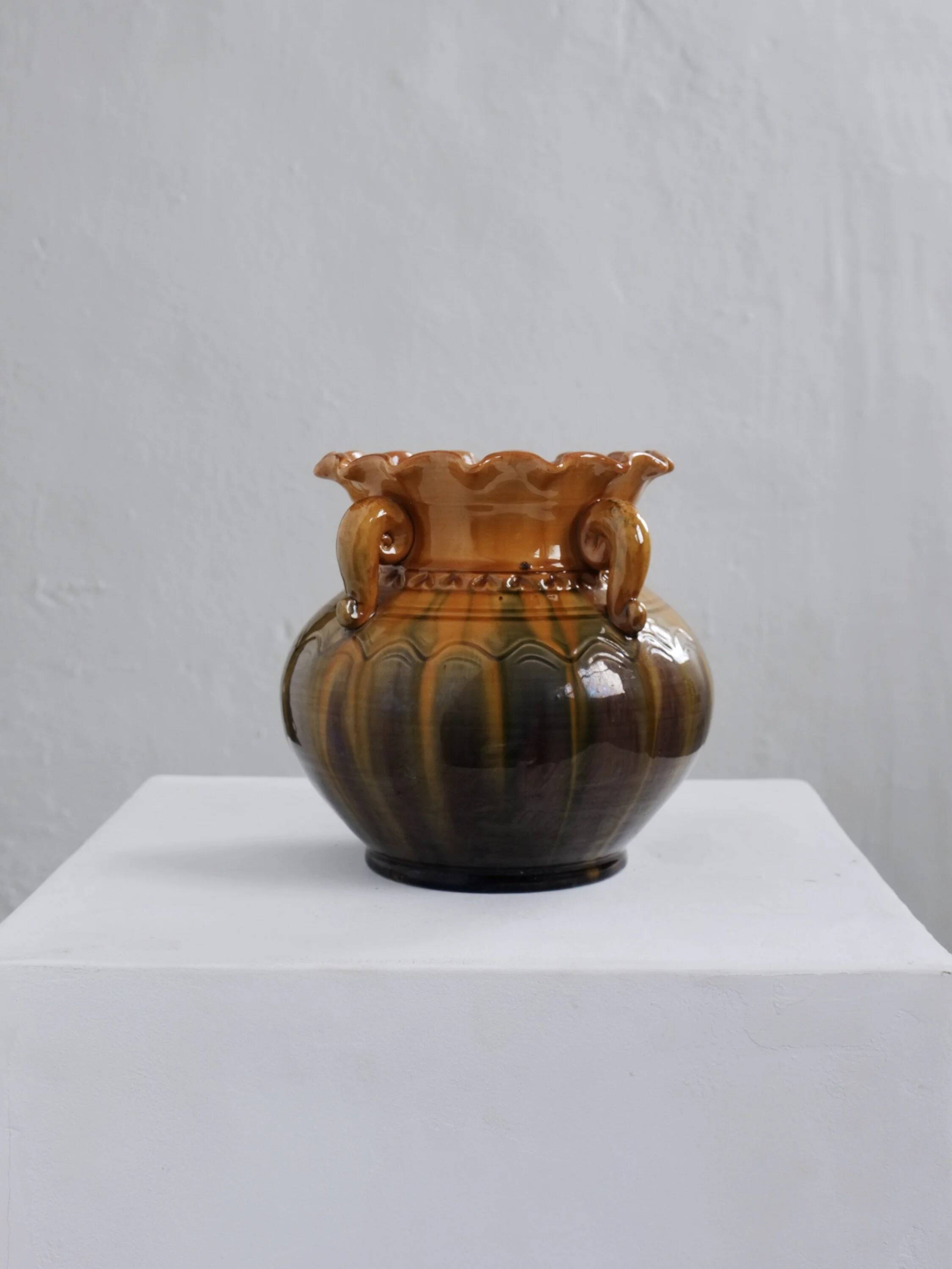 Vase en céramique festonné à anses recourbées | Lettonie | Années 1960
