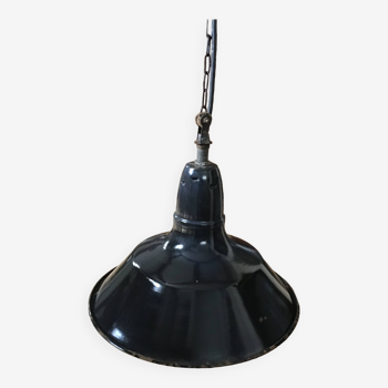 Industrial enameled sheet metal pendant light