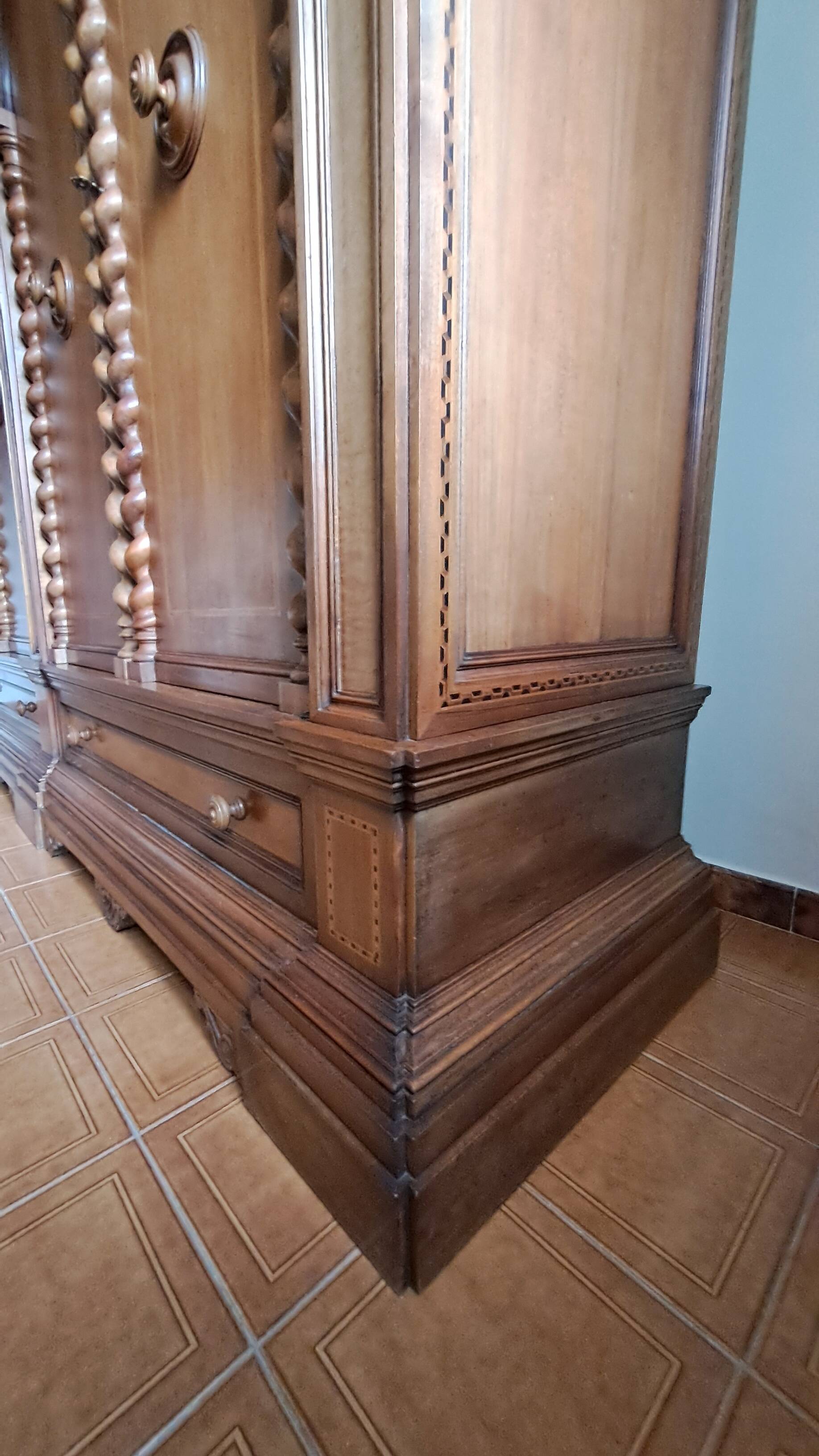 Wardrobe - neo-Renaissance in carved solid wood - possible lot sale