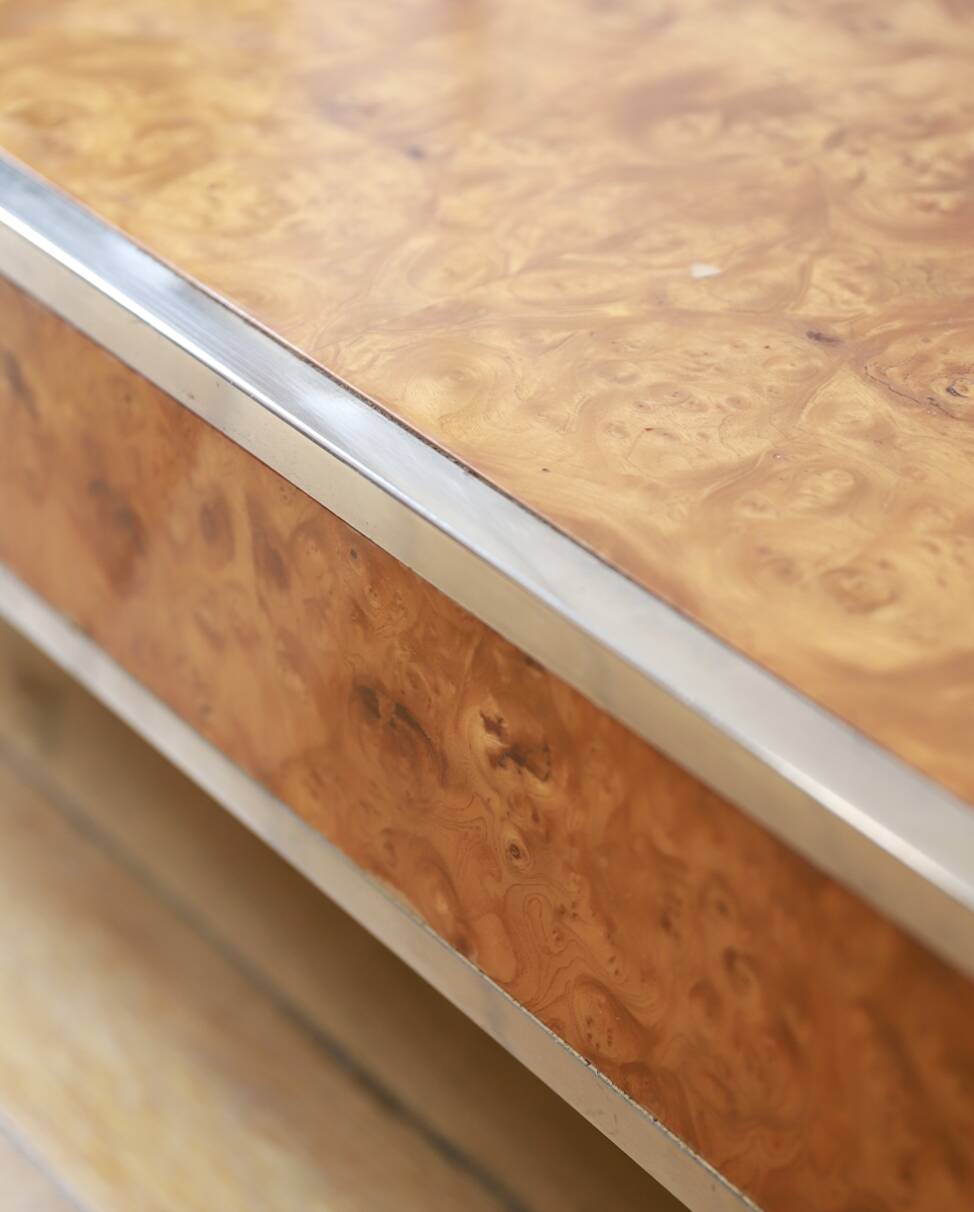 table basse en loupe d'orme avec bords chromés